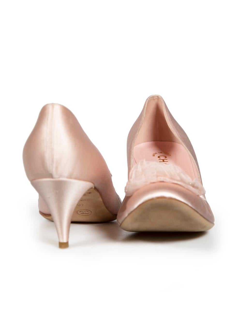 Chanel Pink Satin CC Floral Tulle Pumps Size IT 40 In Good Condition For Sale In London, GB