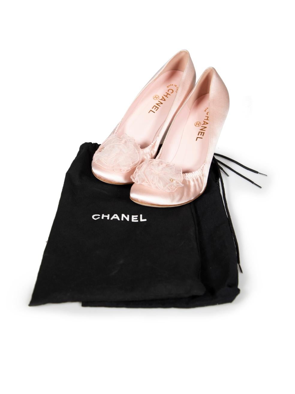 Chanel Pink Satin CC Floral Tulle Pumps Size IT 40 For Sale 4