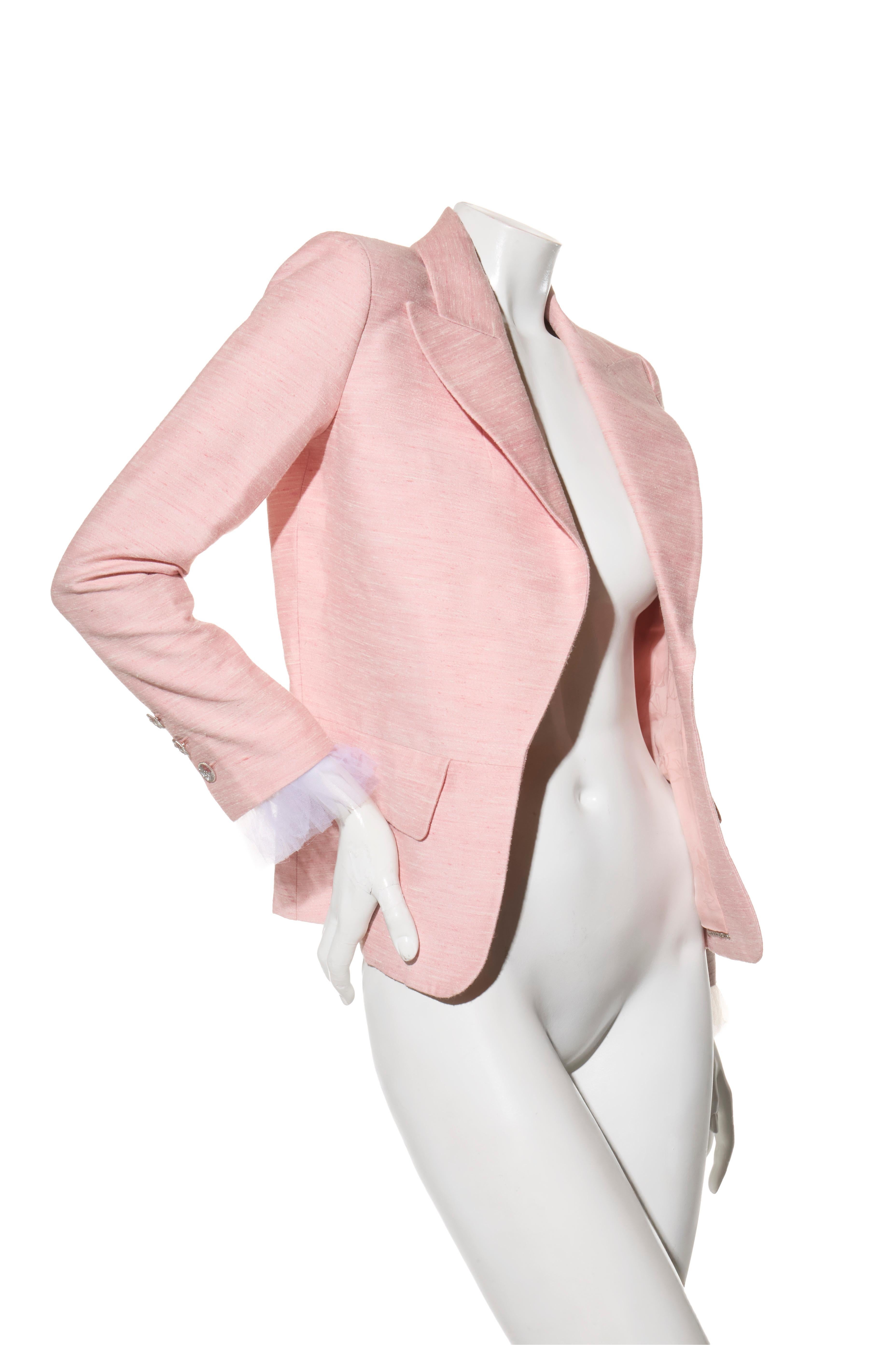 Chanel Giacca Blazer in Seta Rosa Collezione Primavera/Estate 2017 Taglia 36

Dettagli
	-	Designer: Chanel
	-	Collection'S: Primavera/Estate 2017 (Codice Stile: P55567V41834 - la 