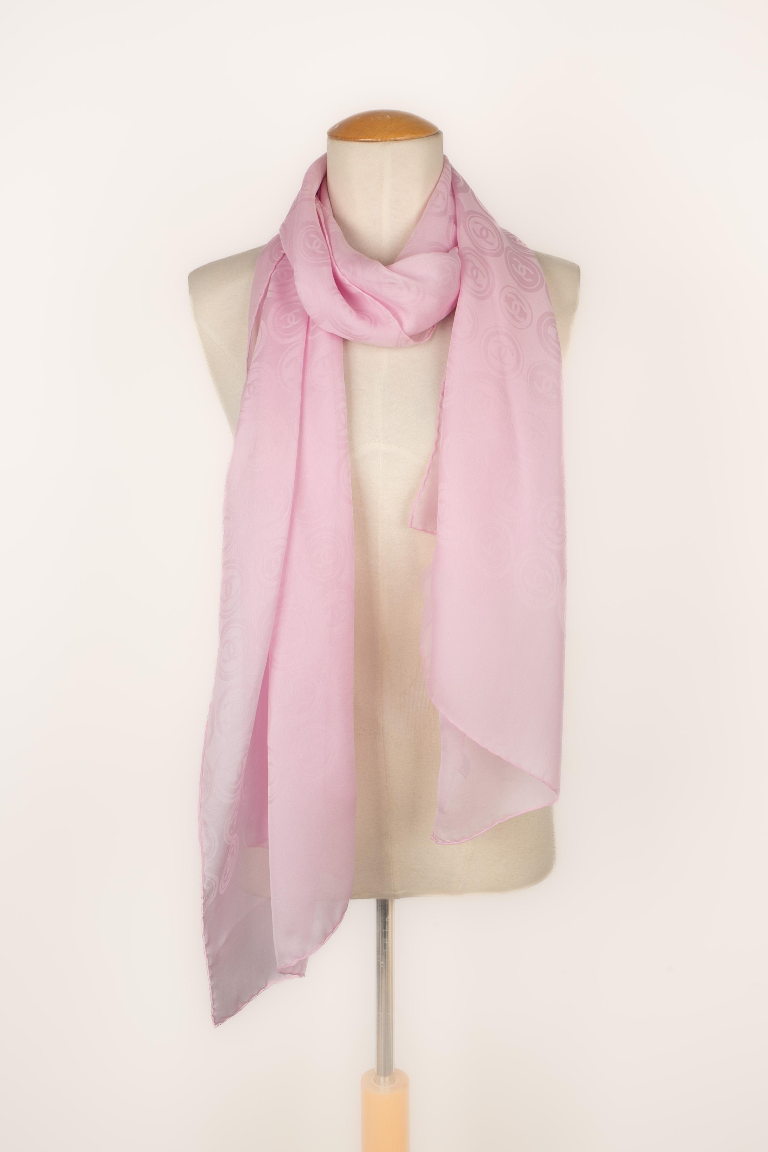 Chanel pink silk foulard In Excellent Condition For Sale In SAINT-OUEN-SUR-SEINE, FR