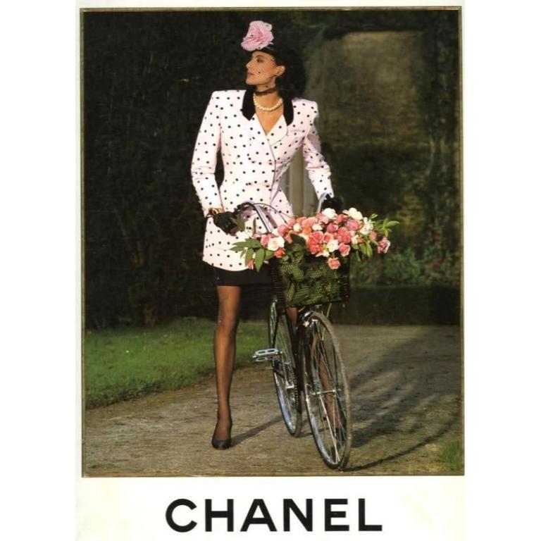 Chanel - (Made in France) Veste en soie rose à pois noirs et col en velours noir. Taille 36FR indiquée. Collectional printemps-été 1988.

Informations complémentaires :
Condit : Très bon état.
Dimensions : Largeur des épaules : 42 cm - Poitrine : 46