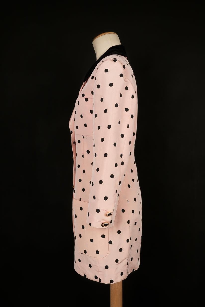 Chanel Rosa Seidenjacke mit schwarzen Polka Dots, 1988 im Zustand „Hervorragend“ im Angebot in SAINT-OUEN-SUR-SEINE, FR