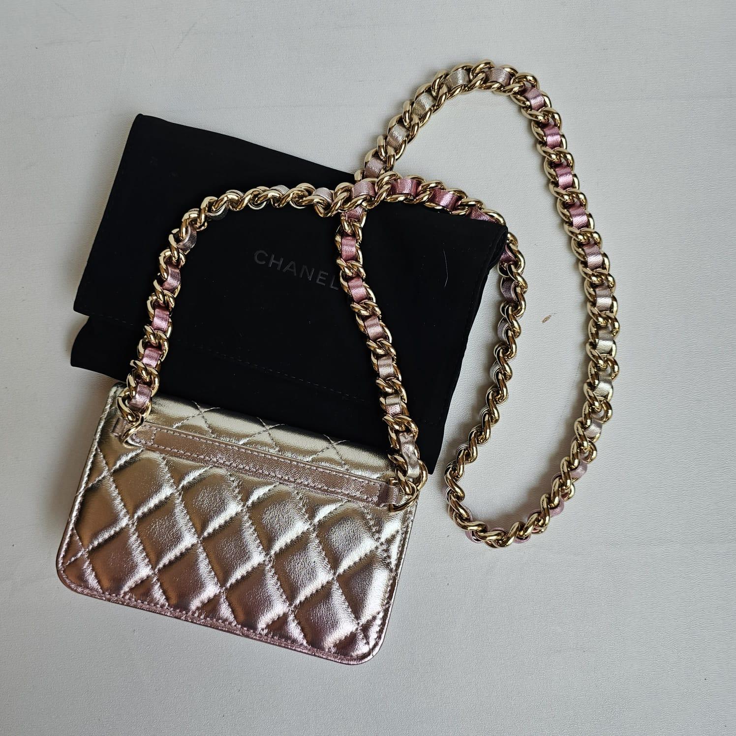 Chanel Pink Silver Metallic Iridescent Wallet on Chain In Good Condition For Sale In Jakarta, Daerah Khusus Ibukota Jakarta