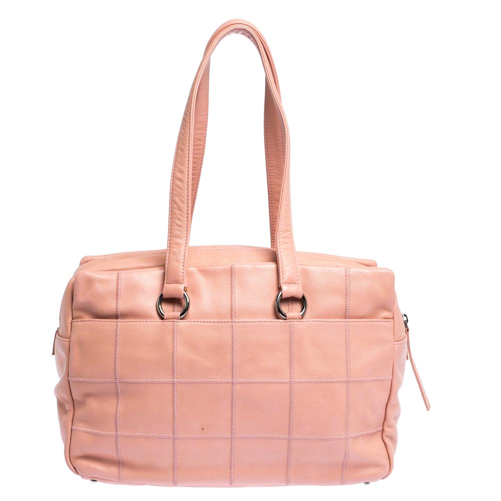 This LAX Bowler Chanel caviar leather bag is the perfect handbag to get your hands on. It is made from pink square quilted leather with the Chanel name on the front. It features top handles and protective feet. Secured with a zipper, it opens to a