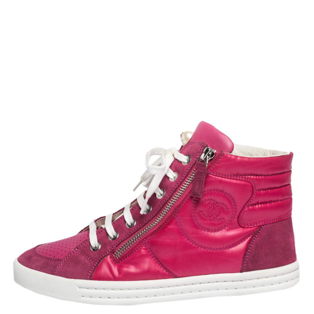These sneakers by Chanel are meant to be flaunted. Crafted from leather, nylon and suede, they feature a gorgeous design of silver-tone zipper details on the sides and CC-detailed pearl accents on the tongue. The pair is completed with lace-ups,
