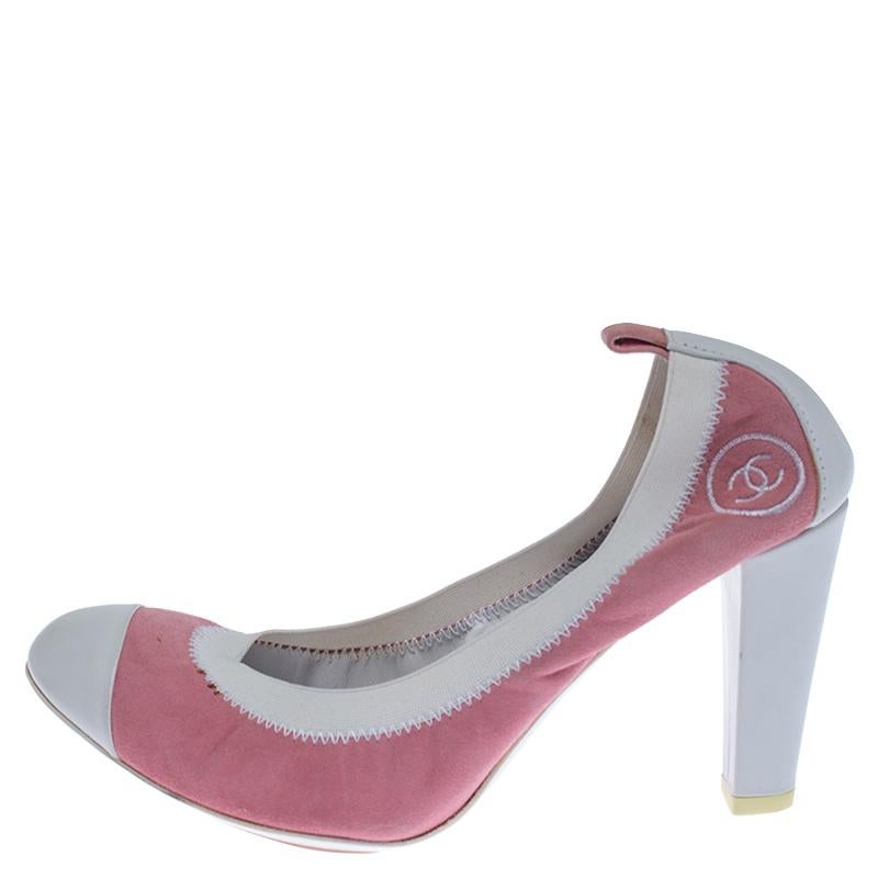 These Chanel pumps are simply elegant and luxe. Crafted from pink suede and white leather, they flaunt cap toes, the signature CC logo and a scrunch style to give you a good fit. The pair is complete with leather insoles and 8.5 cm block