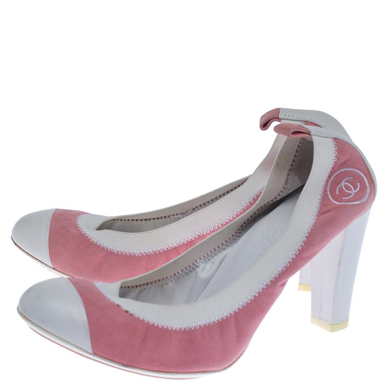 Chanel Pink Suede and White Leather Cap Toe Scrunch Pumps Size 39 In Excellent Condition In Dubai, Al Qouz 2