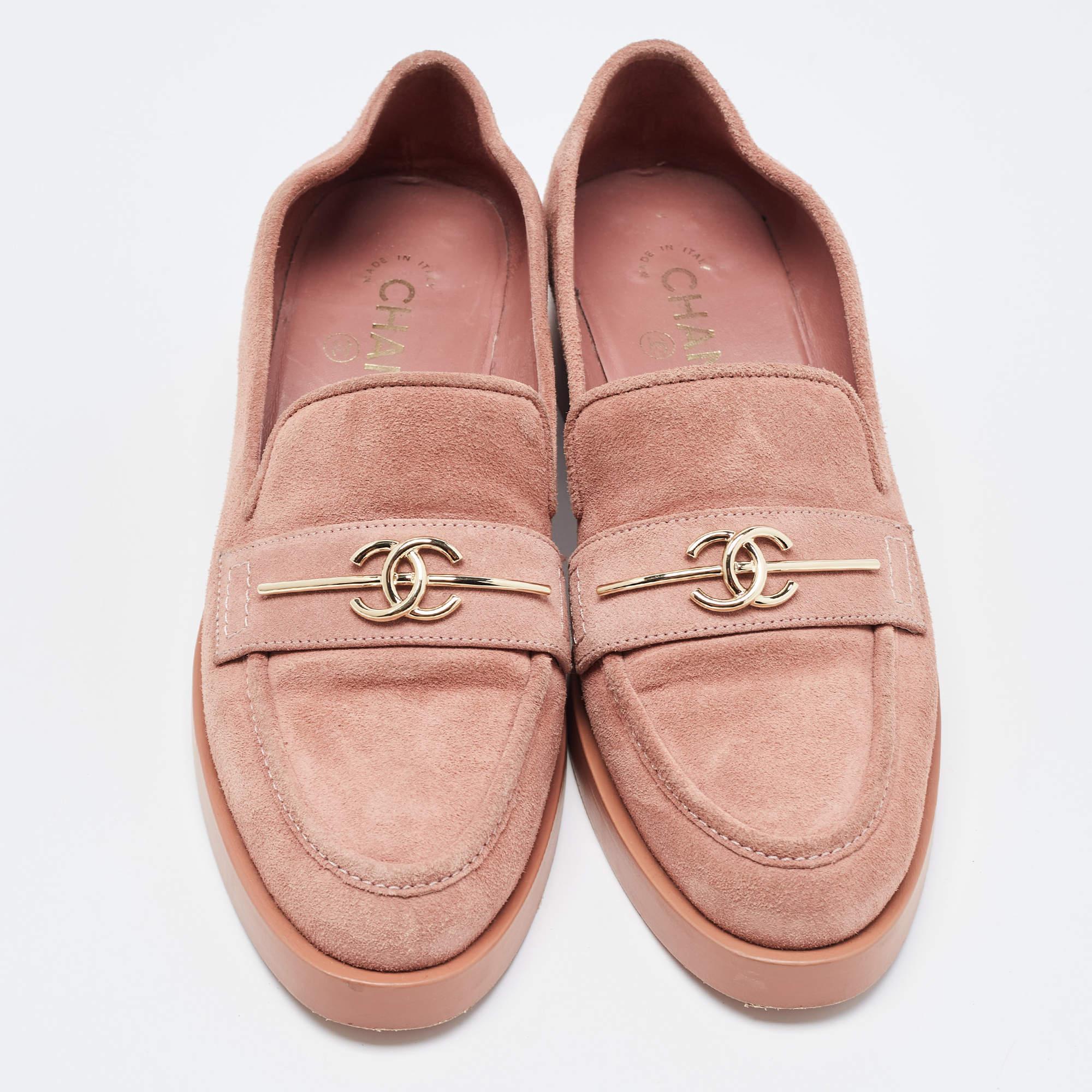 Chanel Pink Suede CC Loafers Size 38 In Good Condition In Dubai, Al Qouz 2
