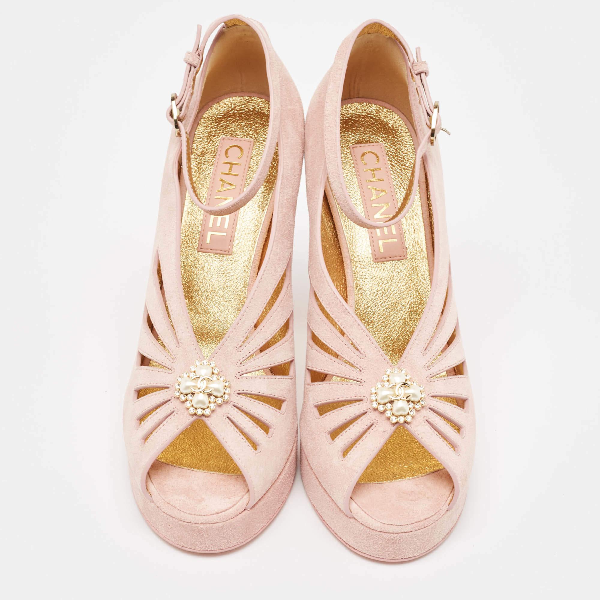 Chanel Pink Suede Embellished Platform Sandals Size 38.5 In Good Condition In Dubai, Al Qouz 2