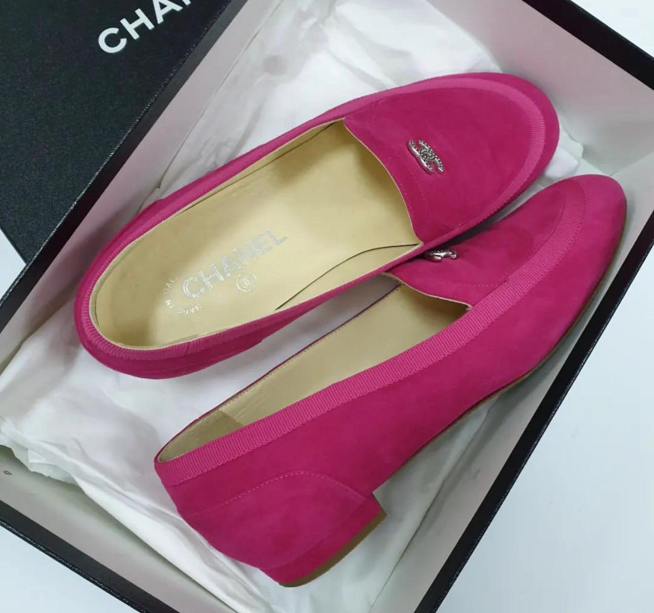 Chanel Rosa Wildleder CC Slip On Loafers aus Wildleder (Pink) im Angebot