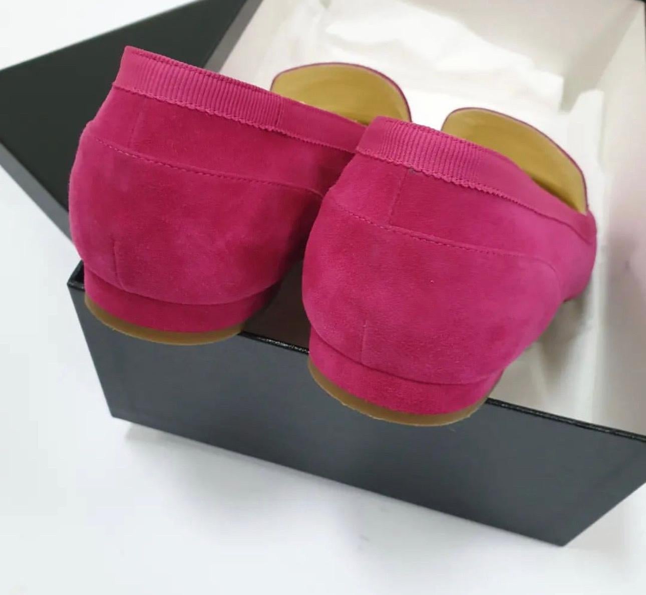 Chanel Pink Suede Leather CC Slip On Loafers In Good Condition For Sale In Krakow, PL