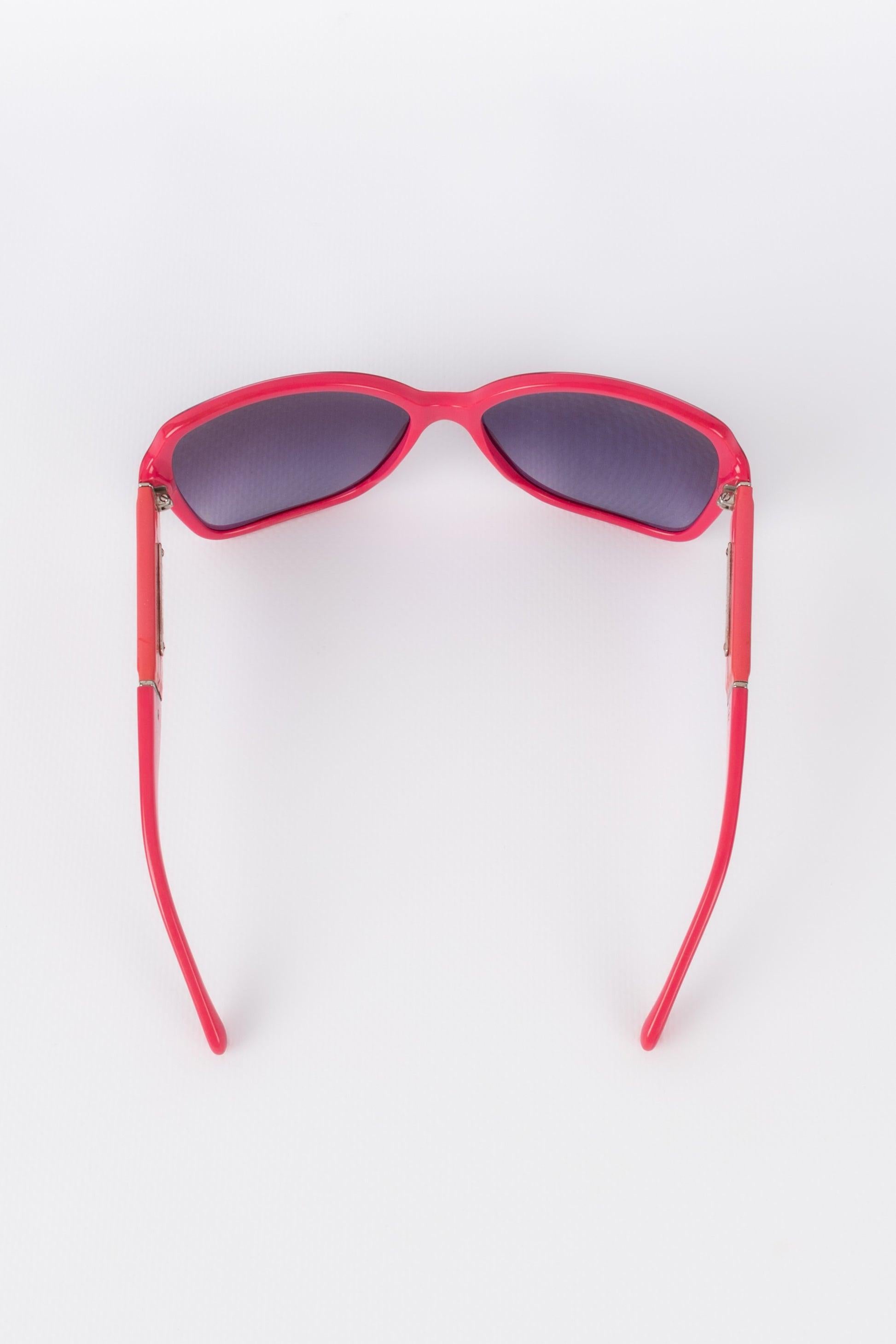 Chanel Pink Sunglasses with CC Logos In Excellent Condition In SAINT-OUEN-SUR-SEINE, FR