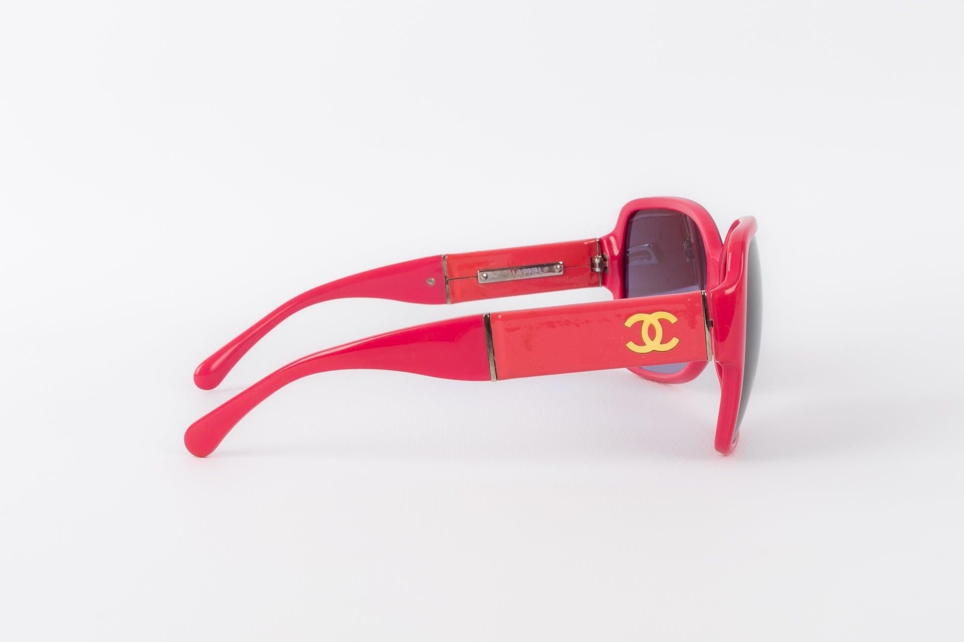Chanel Pink Sunglasses with CC Logos For Sale 3