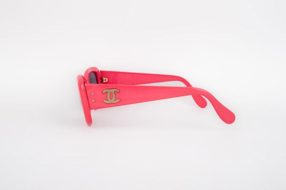 Rose Lunettes de soleil Chanel rose avec logo CC en métal doré en vente
