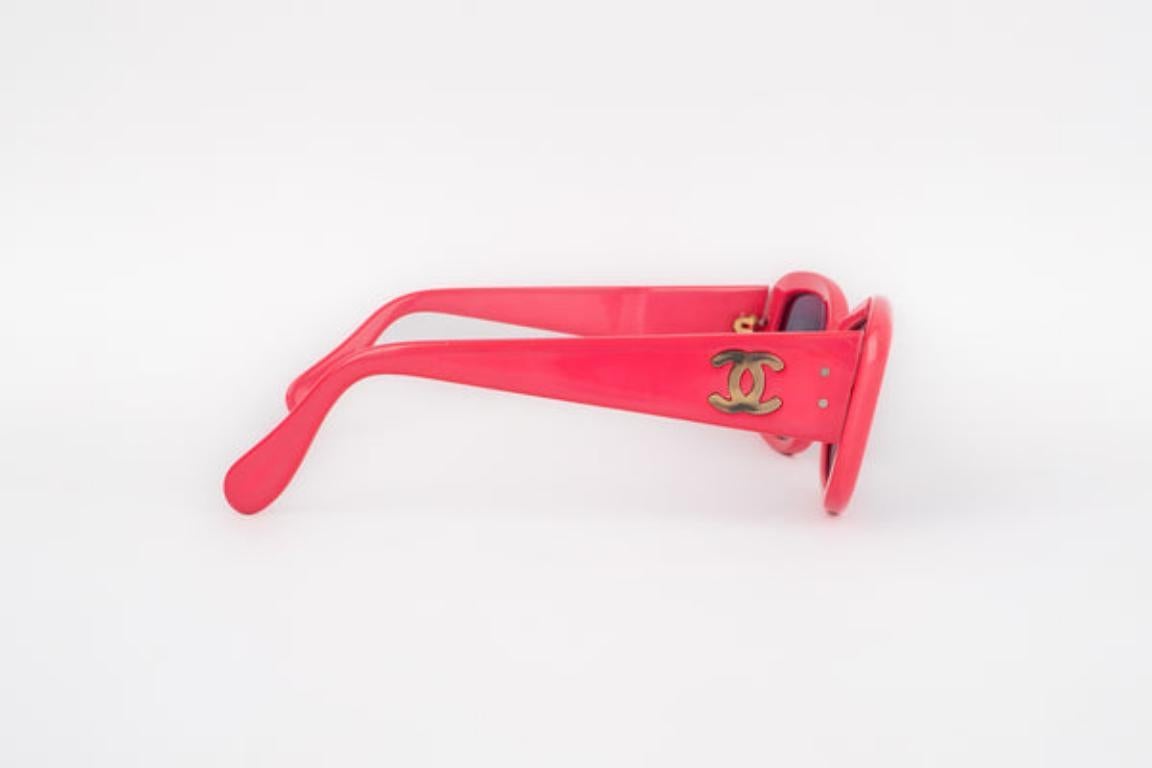 Lunettes de soleil Chanel rose avec logo CC en métal doré Bon état - En vente à SAINT-OUEN-SUR-SEINE, FR