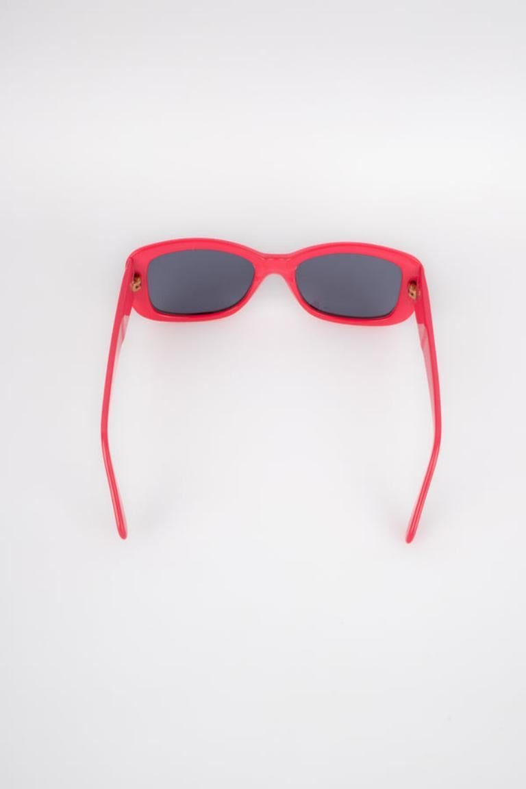 Lunettes de soleil Chanel rose avec logo CC en métal doré Pour femmes en vente