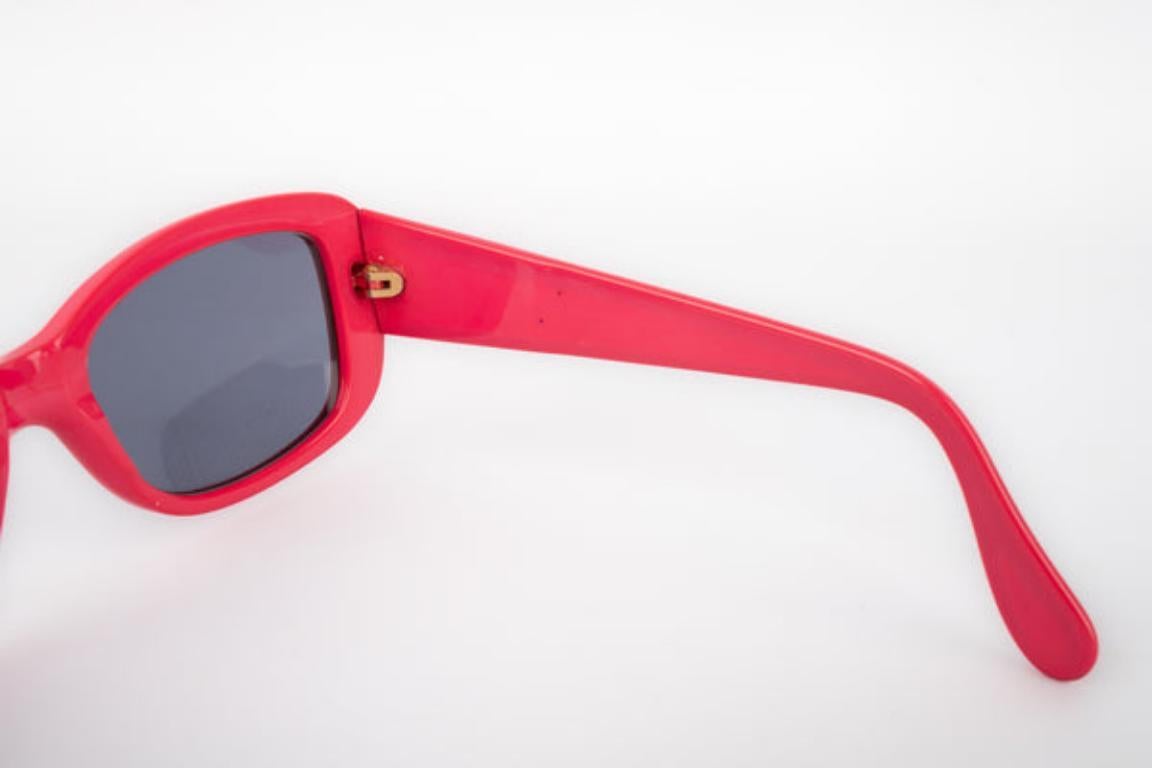 Lunettes de soleil Chanel rose avec logo CC en métal doré en vente 1