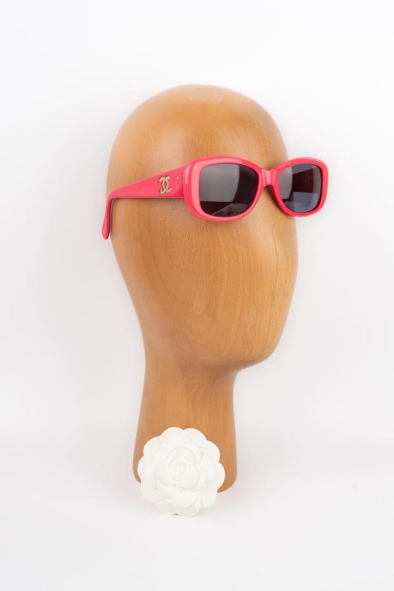 Lunettes de soleil Chanel rose avec logo CC en métal doré en vente 2