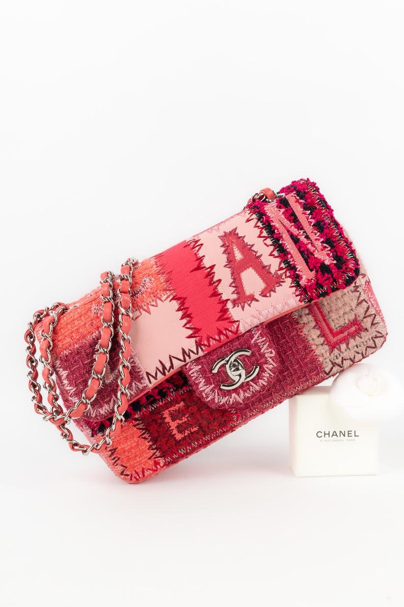 Chanel - (Made in France) Pink-tone patchwork timeless bag with a fabric and pink leather inside. Silvery metal elements. Serial number. 2017 Collection.

Additional information:
Condition: Very good condition
Dimensions: Height: 16 cm - Length: 25