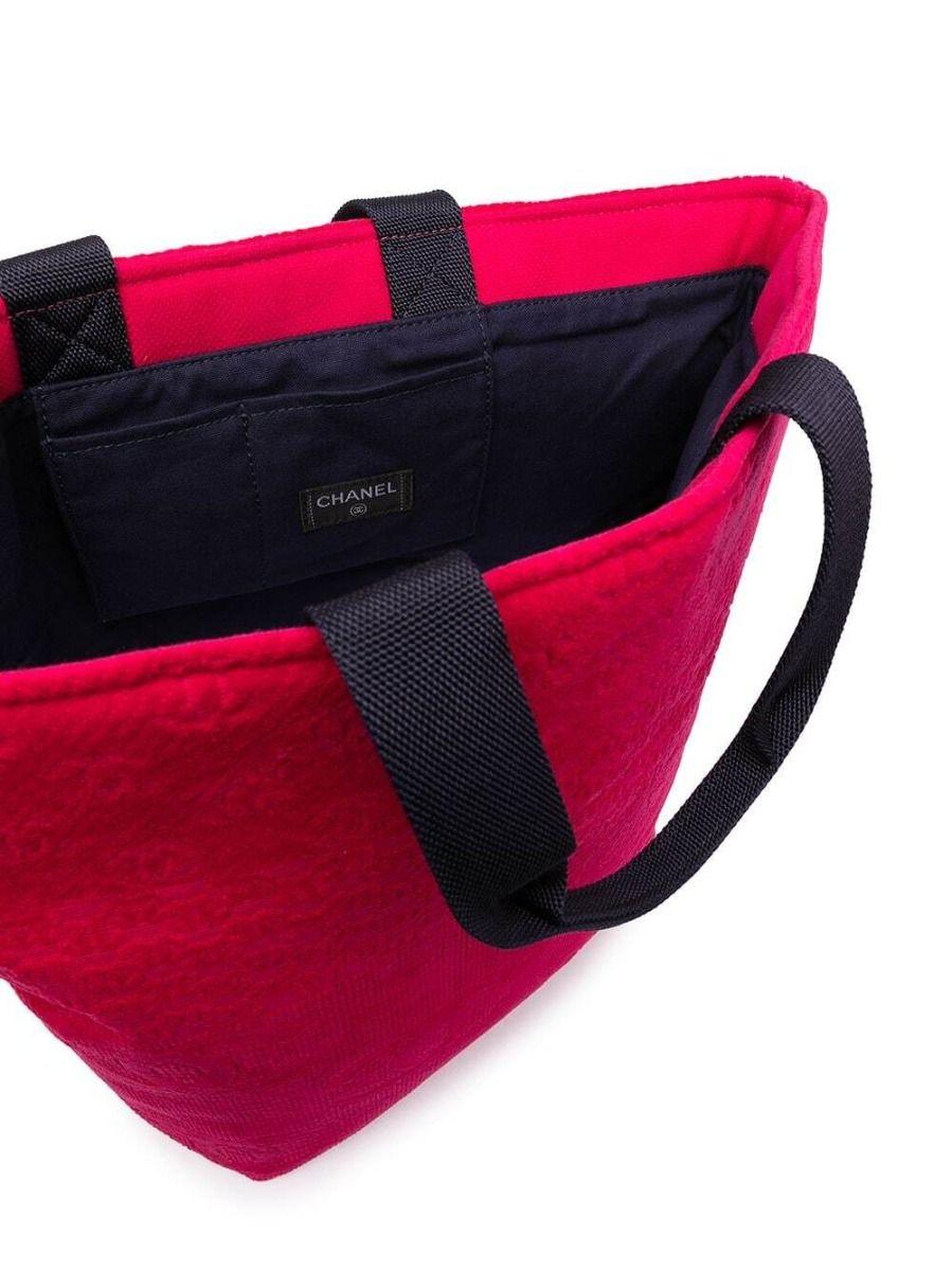 This Chanel Terry cotton tote bag features a bright pink colour with inside pockets making it the perfect bag for the daytime, fitting all your necessities with a touch of Chanel chic.

Colour: Fuchsia/Navy Blue

Composition: 100%