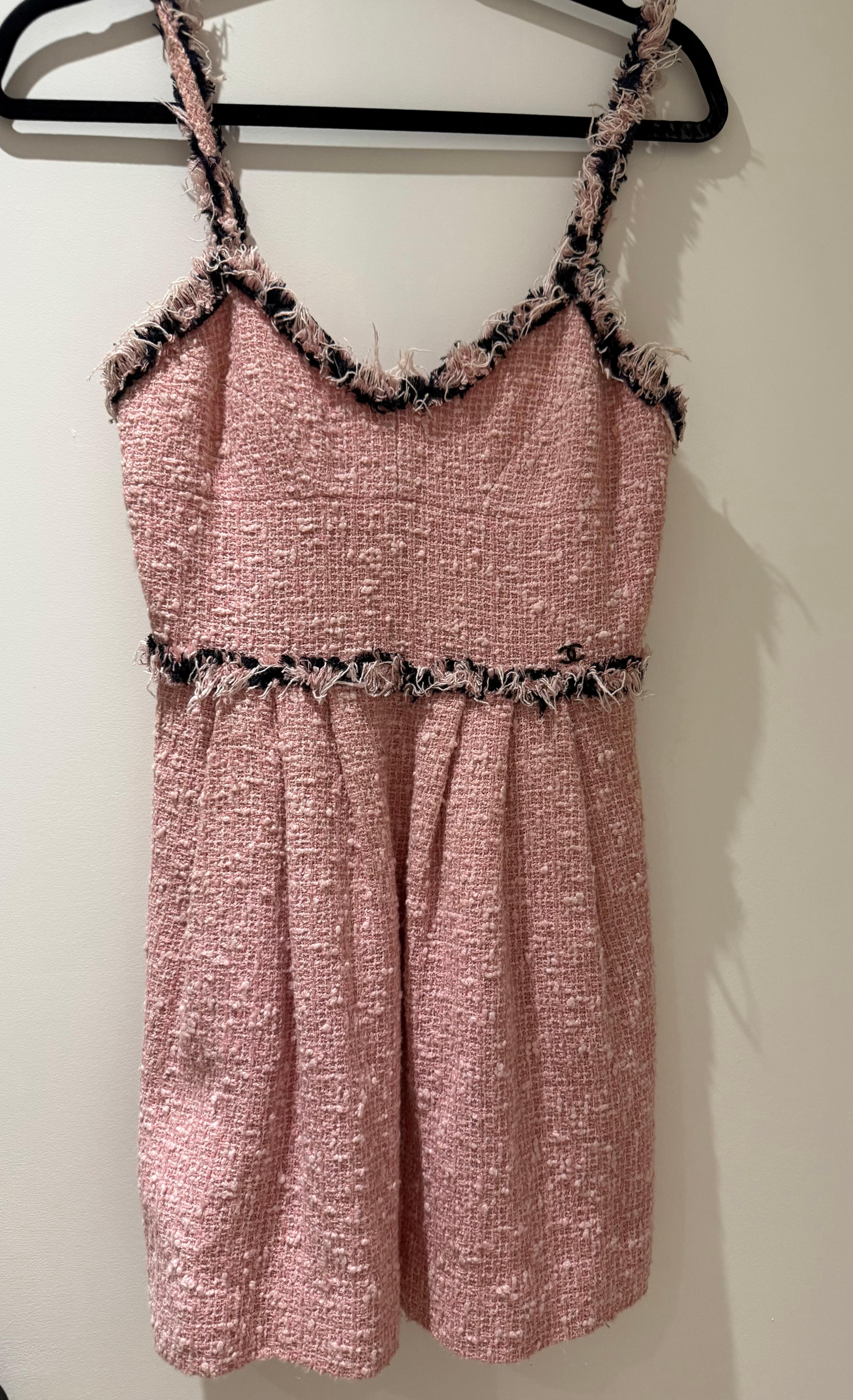 Chanel Rare Collectors Pink Tweed dress, in barbie pink and black  Finitions effilochées sur les bretelles, l'encolure et l'ourlet. Extrait du défilé de la collection printemps 2007 de Karl Lagerfeld. Breloque logo CC à la taille et doublure en soie