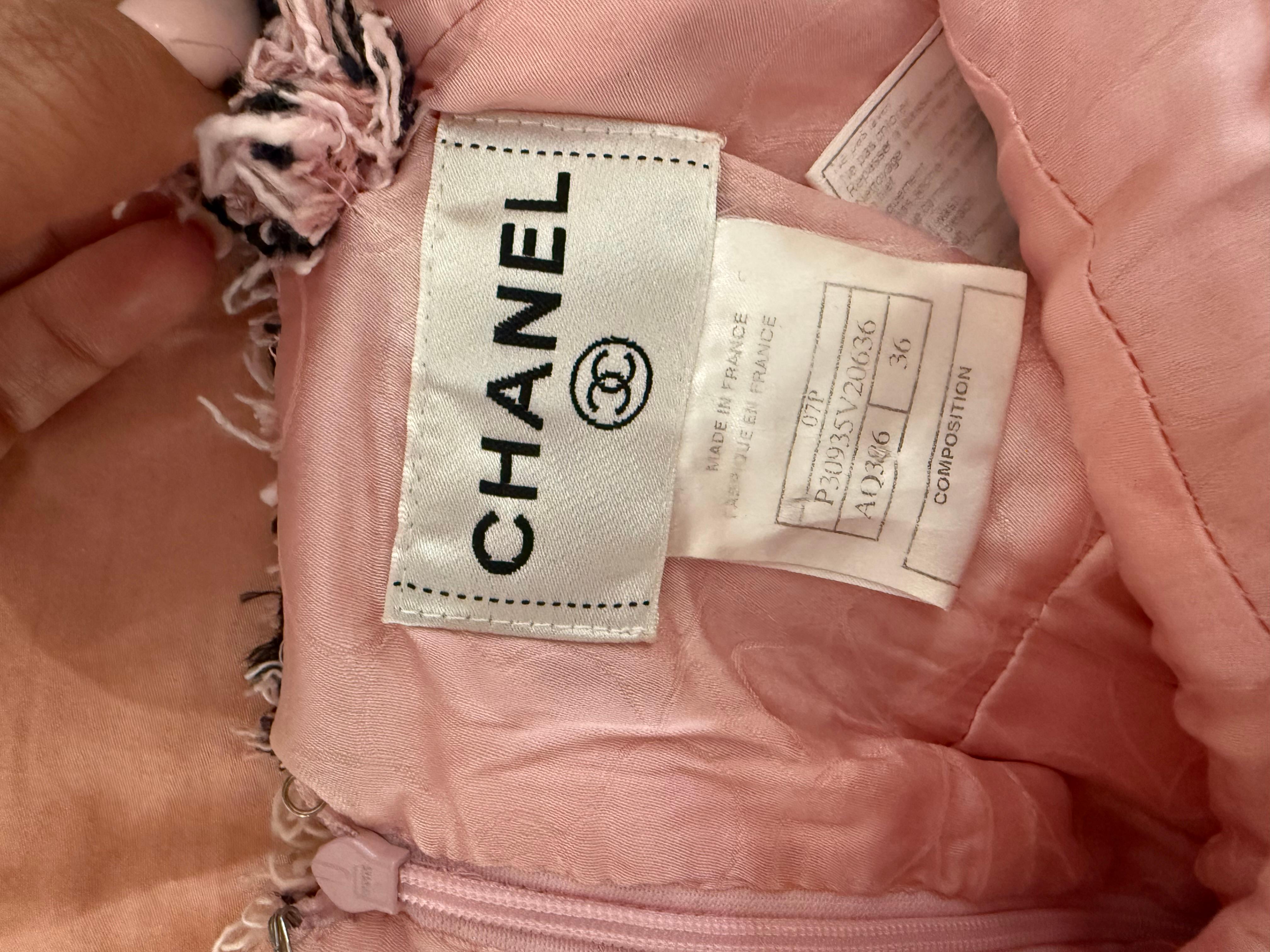 Beige Robe de défilé Chanel rose et noire effilochée en vente