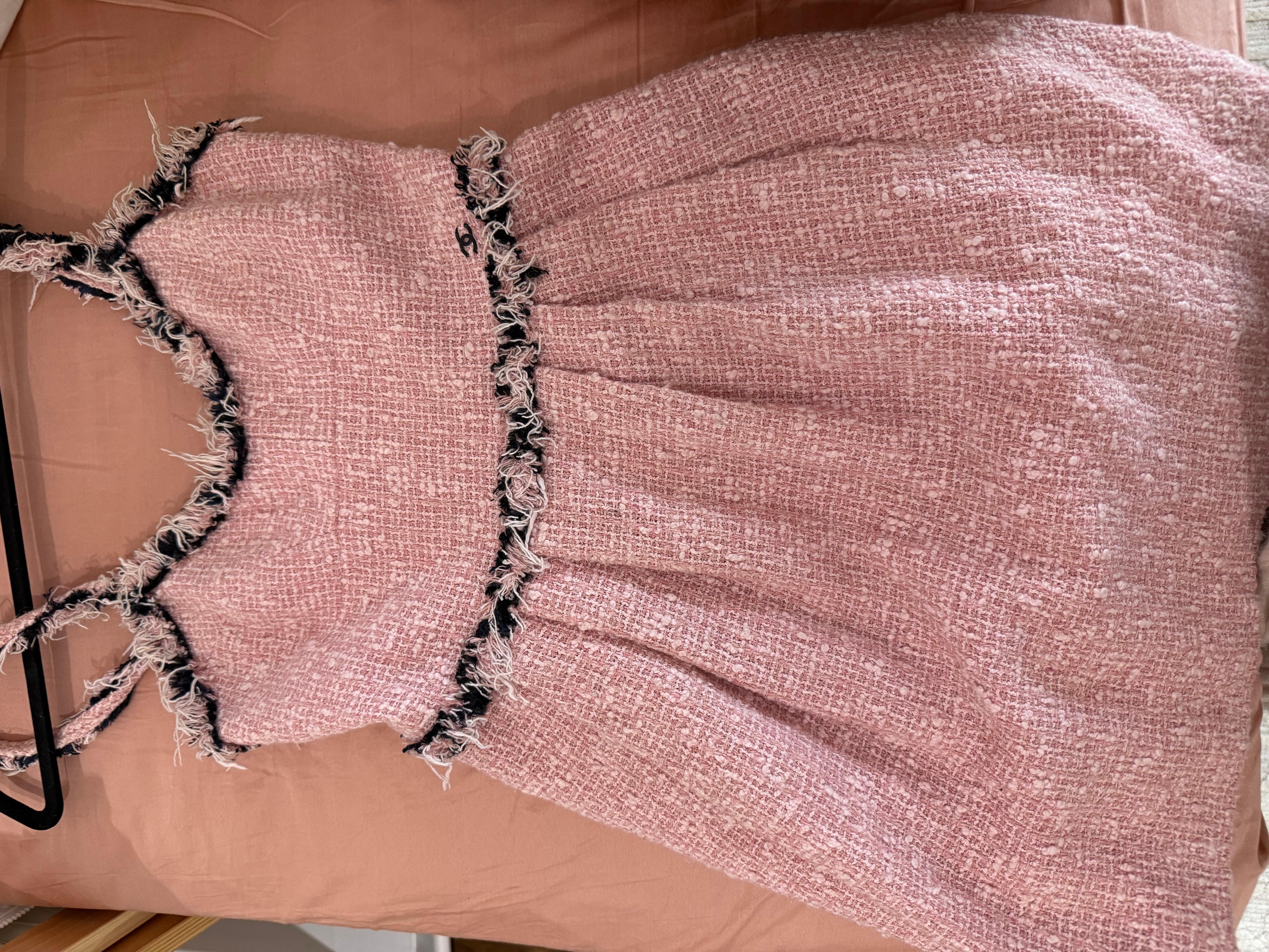 Robe de défilé Chanel rose et noire effilochée Excellent état - En vente à London, England