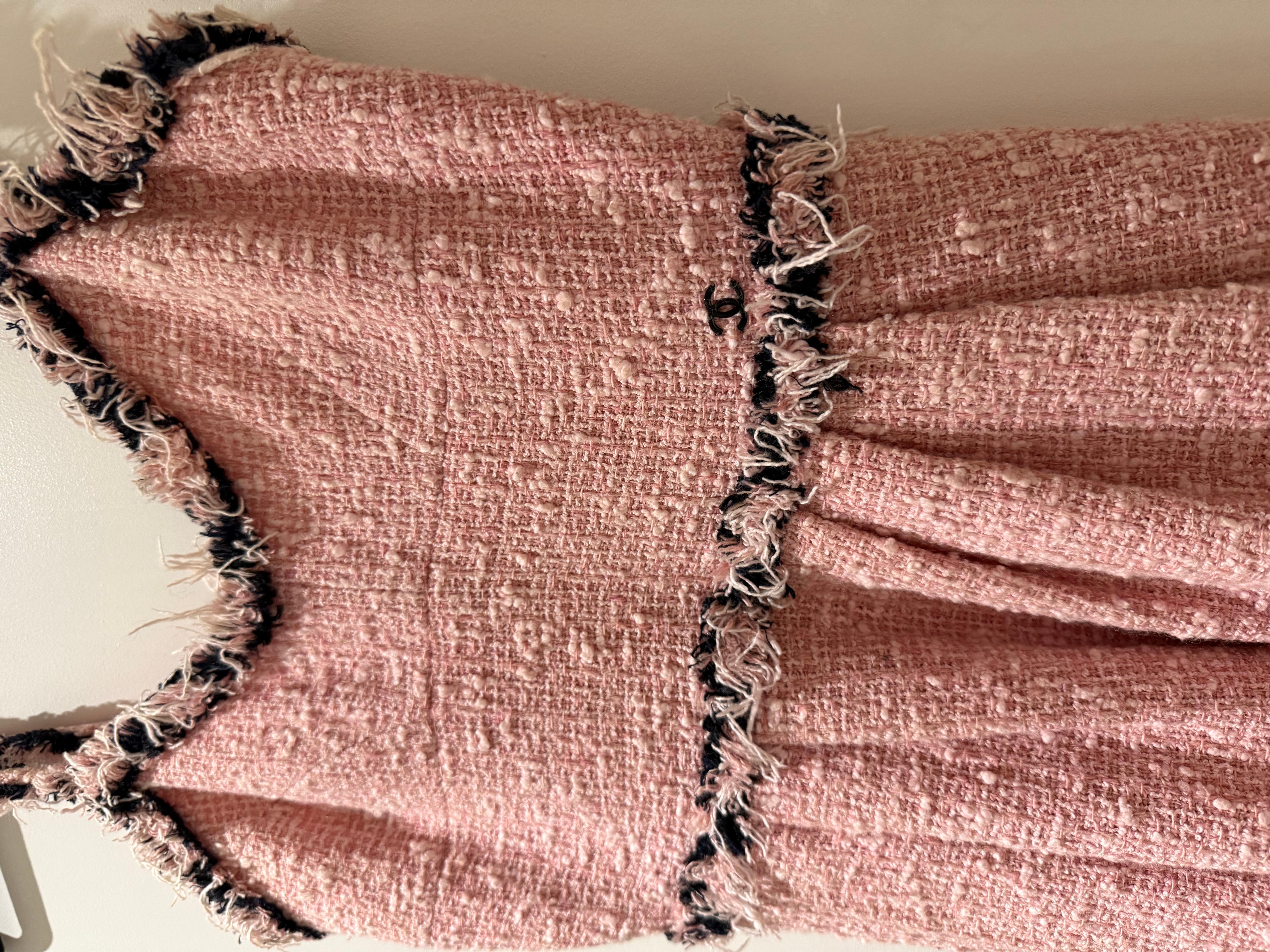 Robe de défilé Chanel rose et noire effilochée Pour femmes en vente