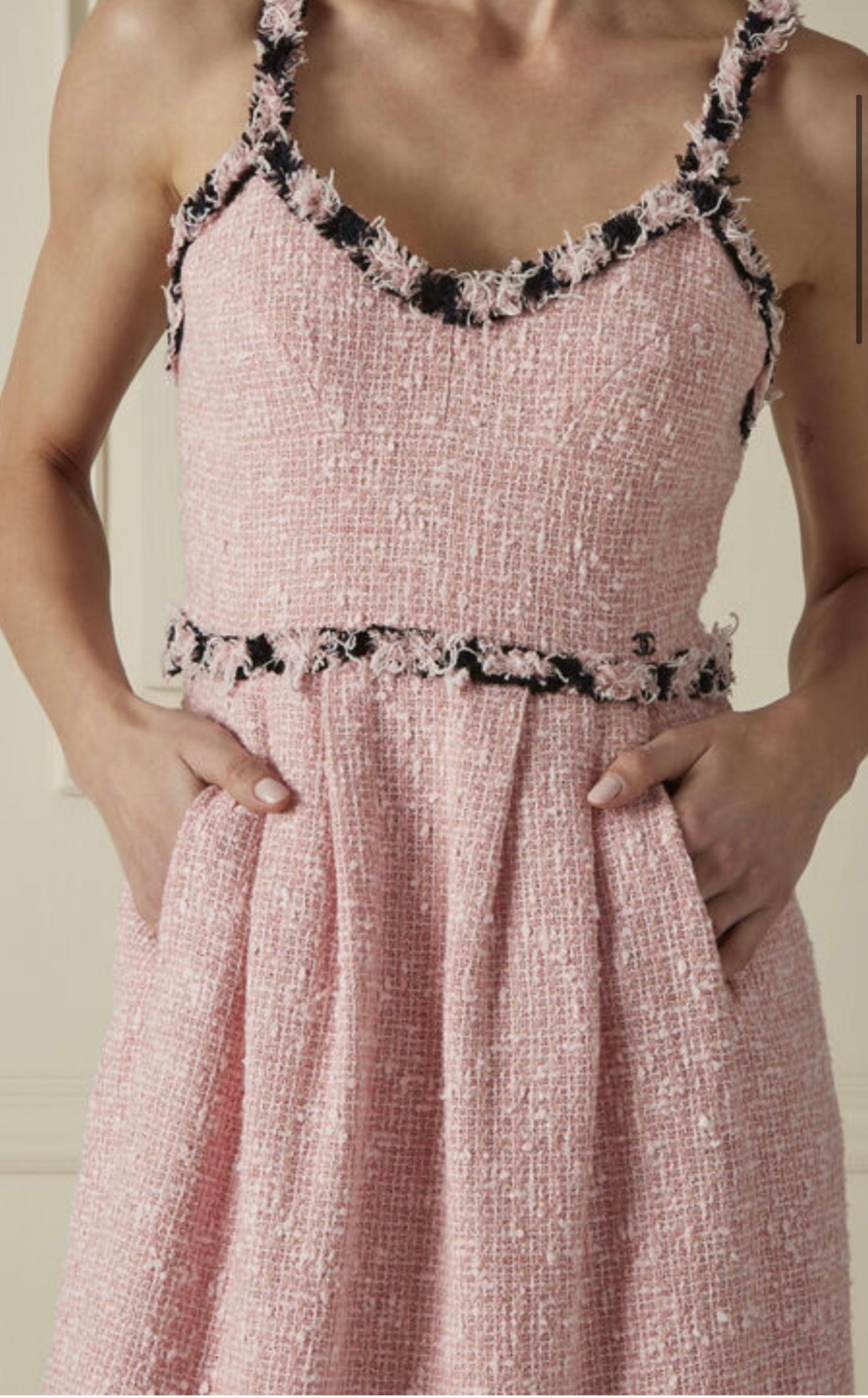 Robe de défilé Chanel rose et noire effilochée en vente 1