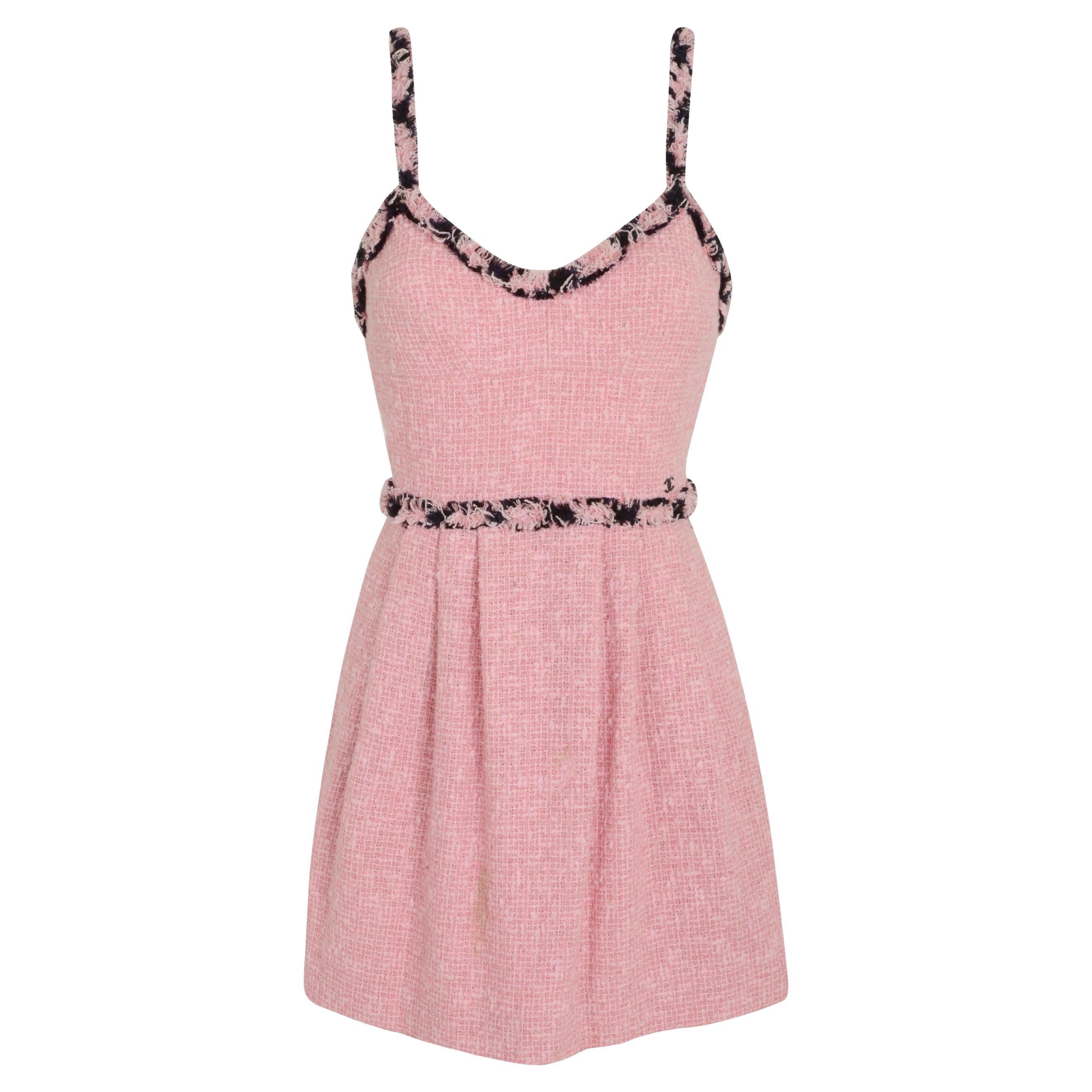Robe de défilé Chanel rose et noire effilochée en vente