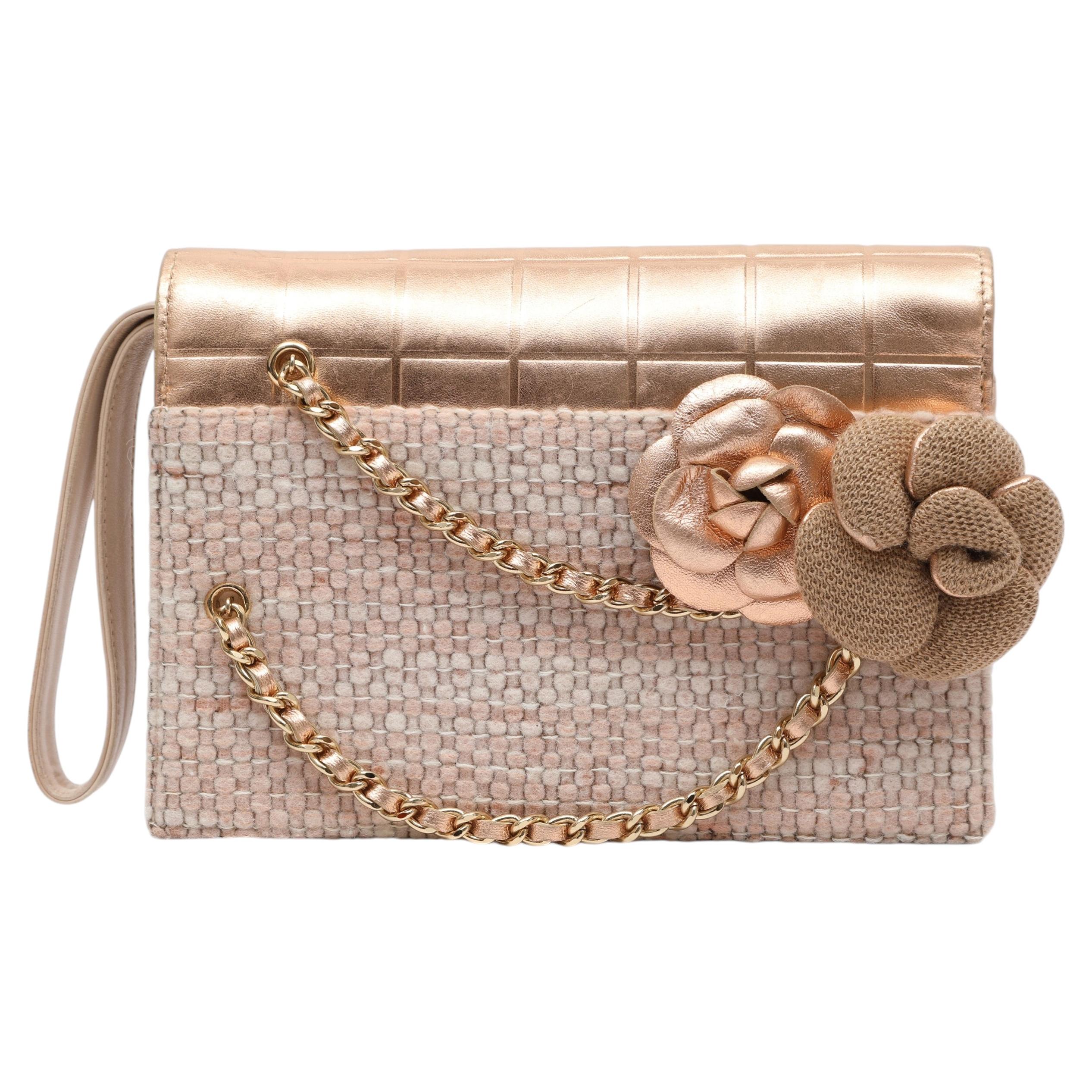 Chanel - Sac à rabat en cuir et tweed rose avec détails de camélias et quincaillerie dorée