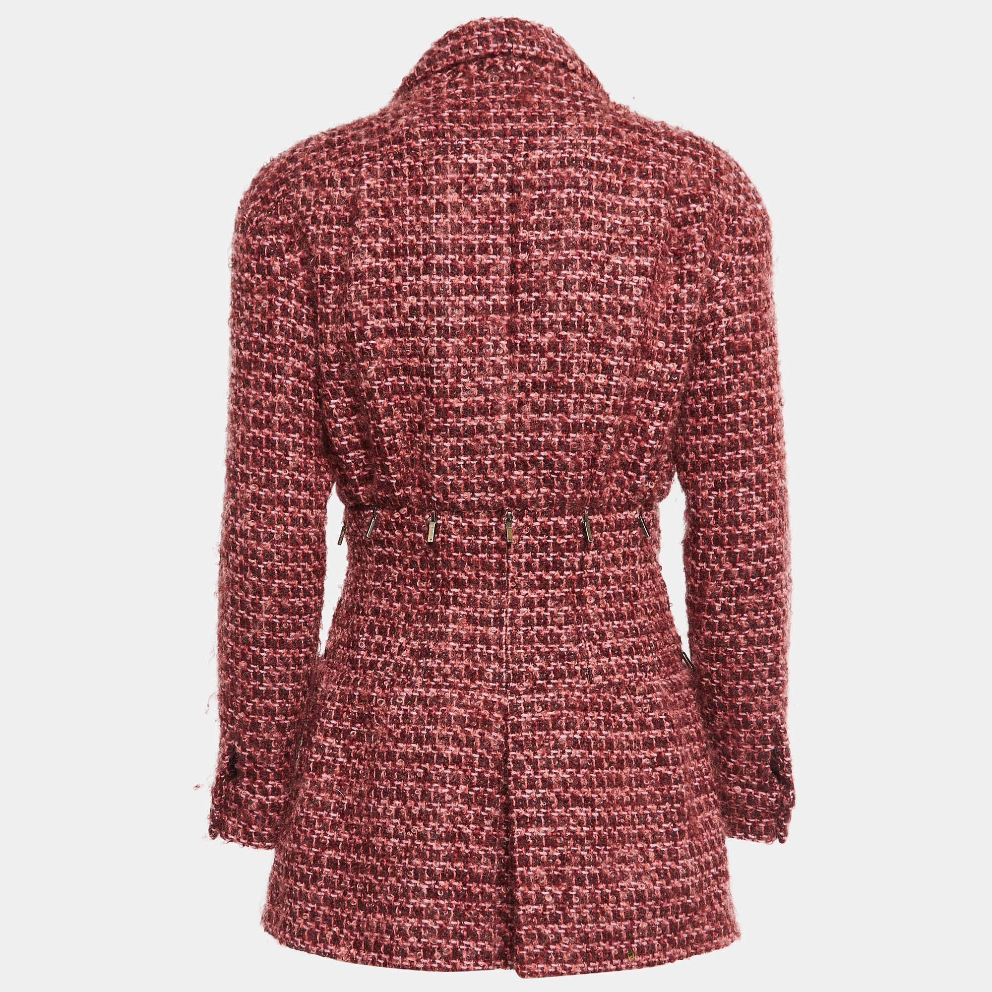 Una Silhouette elegante, una vestibilità di classe e una sartoria perfetta fanno di questa giacca di tweed da donna Chanel una scelta raffinata. È realizzata con materiali di qualità, con chiusura a zip frontale e sei tasche.