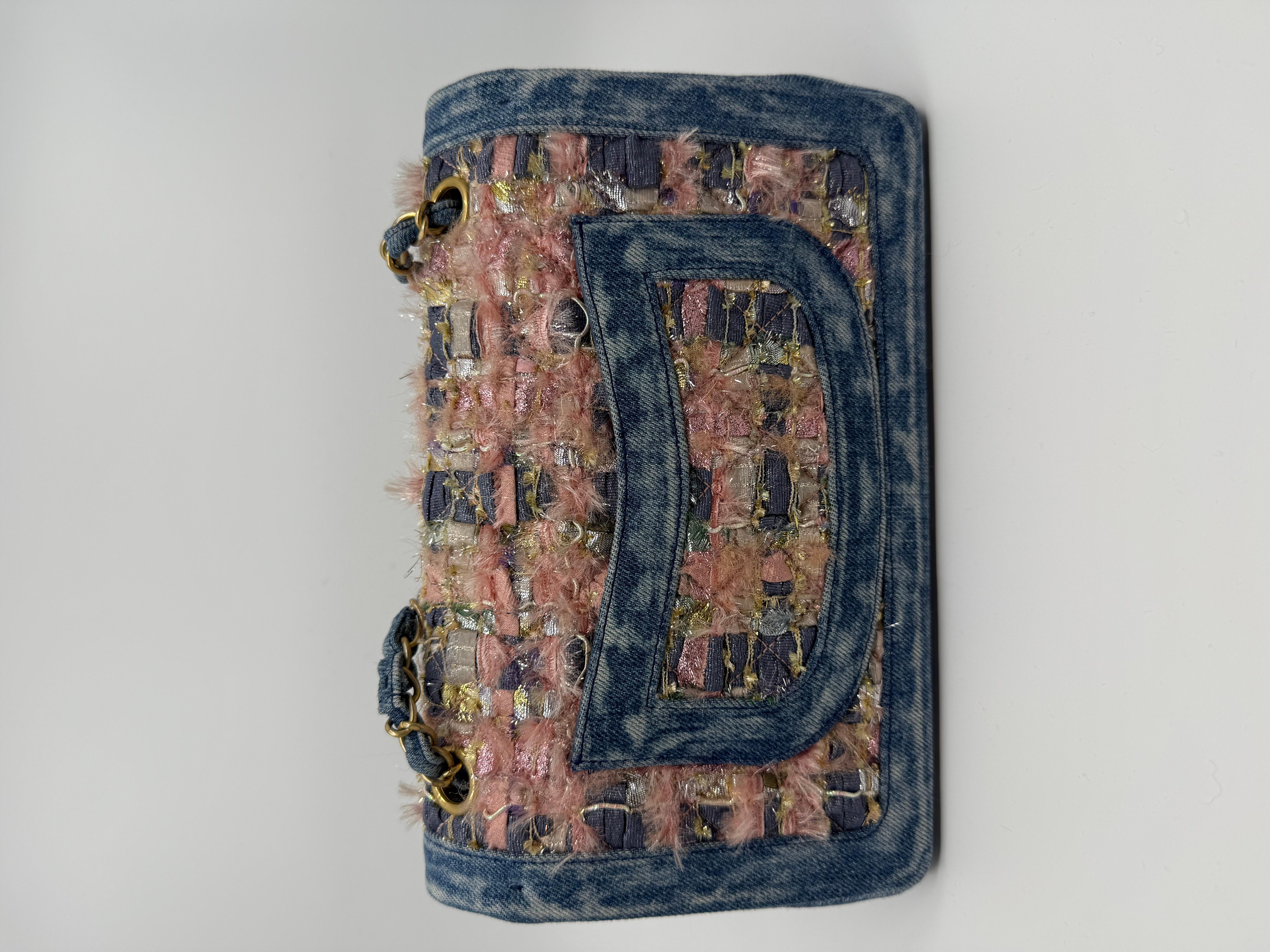 Chanel Denim rose Classic Double Flap Medium - Collection S 2016

Réinterprétation ludique de l'iconique Double Flap de Chanel, ce Pink Denim Classic Medium Flap de la collection 2016-2017 est une pièce de collection qui se démarque. Confectionné