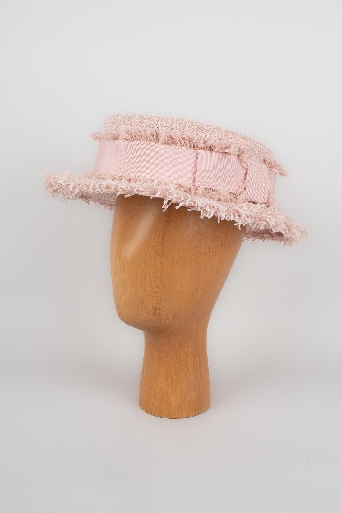 Chanel - (Made in France) Pink tweed hat. S size indicated. 2009 Fall-Winter Collection.

Additional information:
Condition: Very good condition
Dimensions: Head circumference: 55 cm
Period: 21st Century

Seller Reference: CHP43