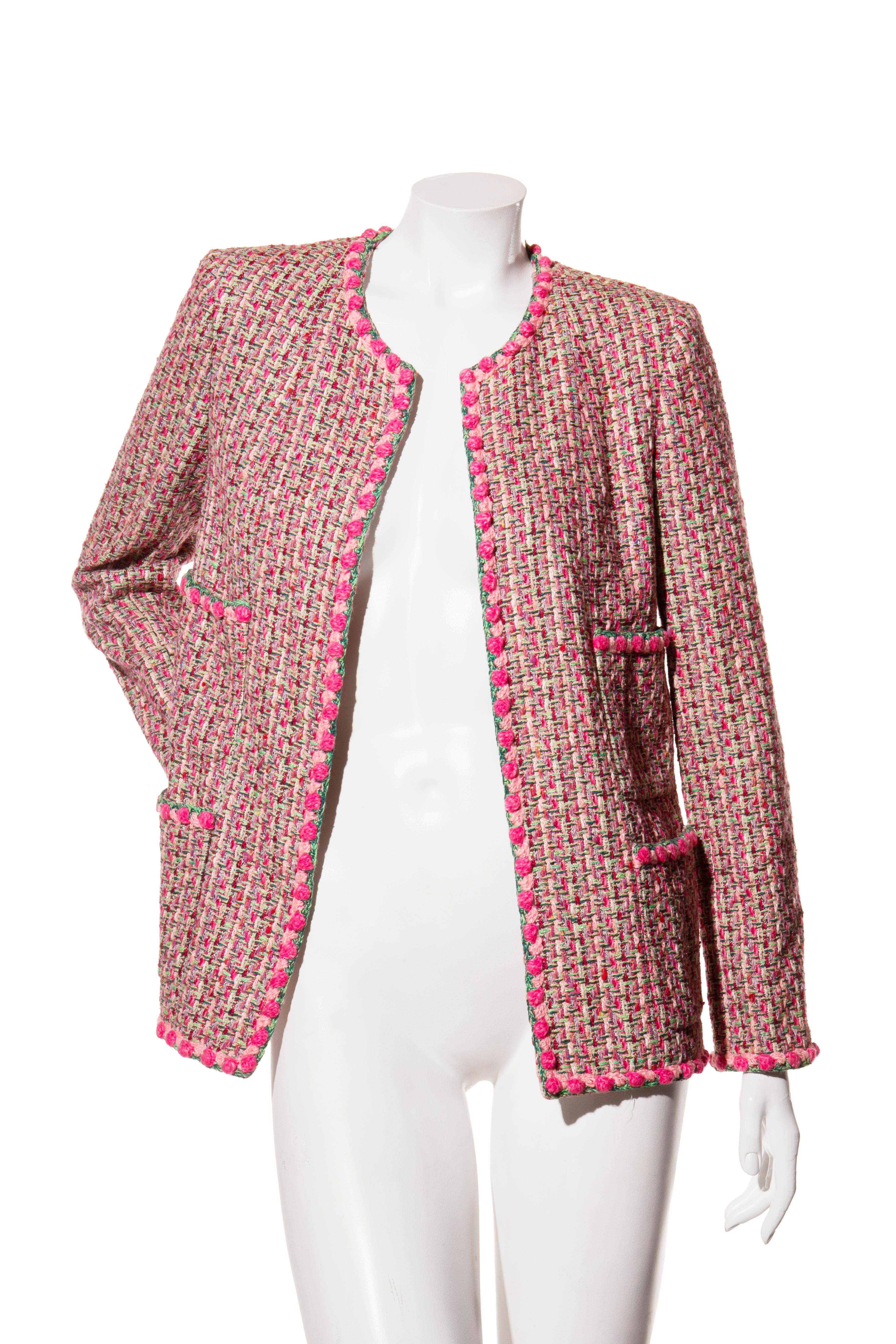 Chanel Chaqueta de tweed rosa 02P Colección primavera 2002 Talla 40

Adéntrate en la elegancia clásica de Chanel con esta auténtica Chaqueta de Tweed Rosa 02P Primavera 2002. Maravillosamente confeccionada con una silueta atemporal de frente