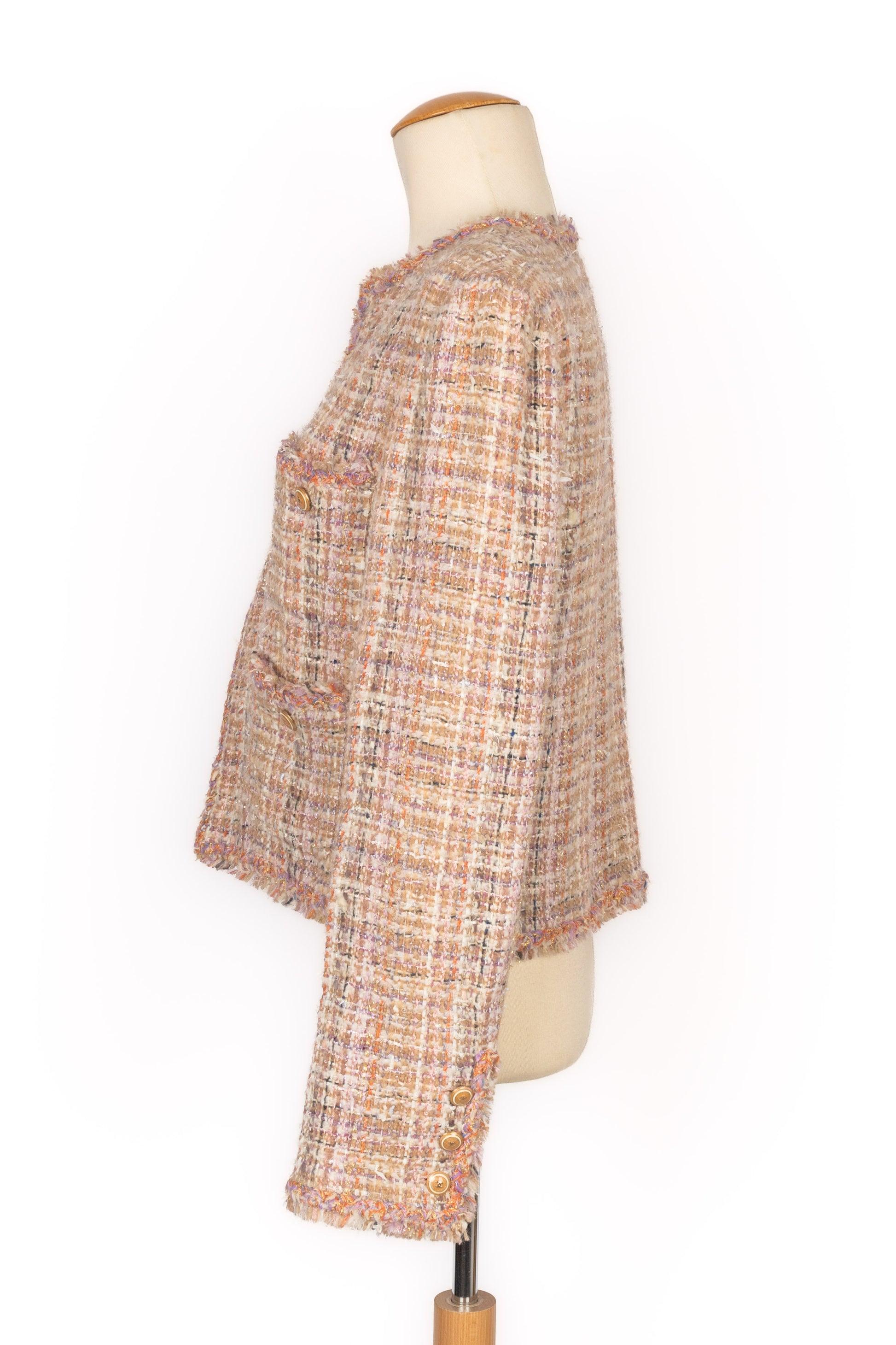 Chanel - (Made in France) Pink tweed jacket with a silk lining. Size 40FR. 2007 Cruise Collection under the artistic direction of Karl Lagerfeld.

Additional information:
Condition: Very good condition
Dimensions: Shoulder width: 40 cm - Sleeve