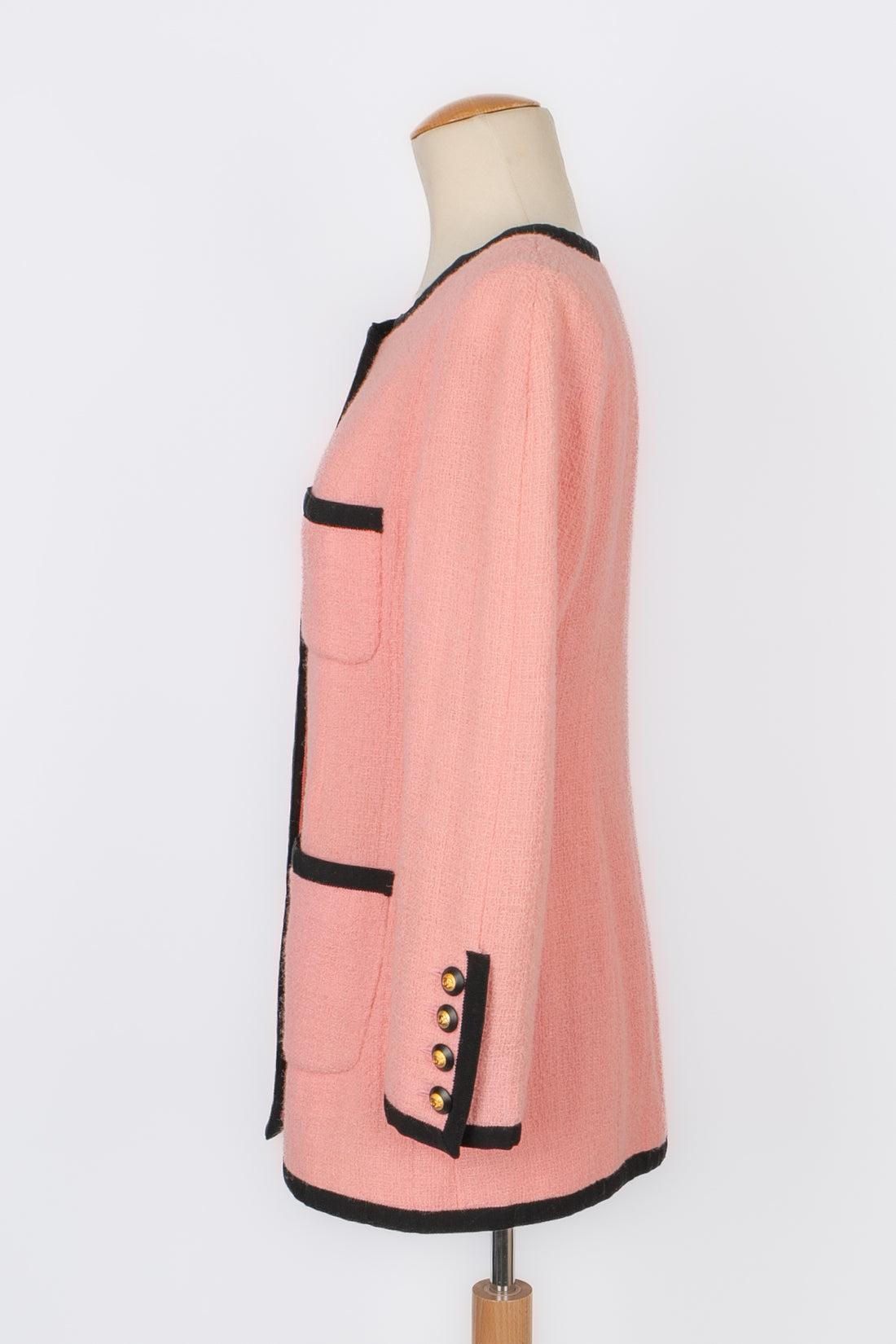 Chanel - (Fabriqué en France) Veste en tweed rose bordée de passementeries noires. Résine noire et boutons en métal doré. Aucune taille n'est indiquée, il convient à un 38FR.

Informations complémentaires :
Condit : Très bon état.
Dimensions :