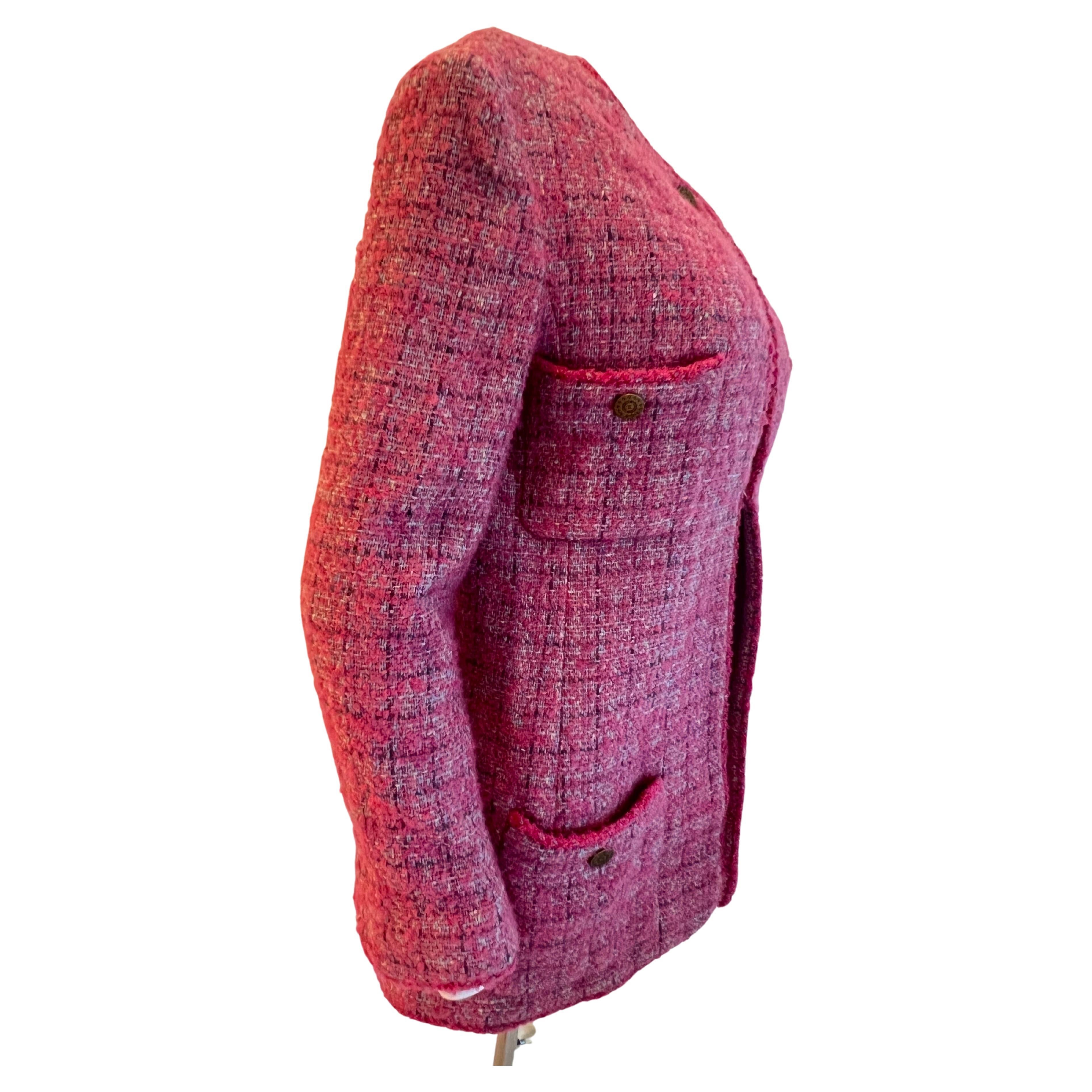 Chanel, veste longue en tweed couleur rose, coupe droite, un bouton pour fermer comme un cuflink.