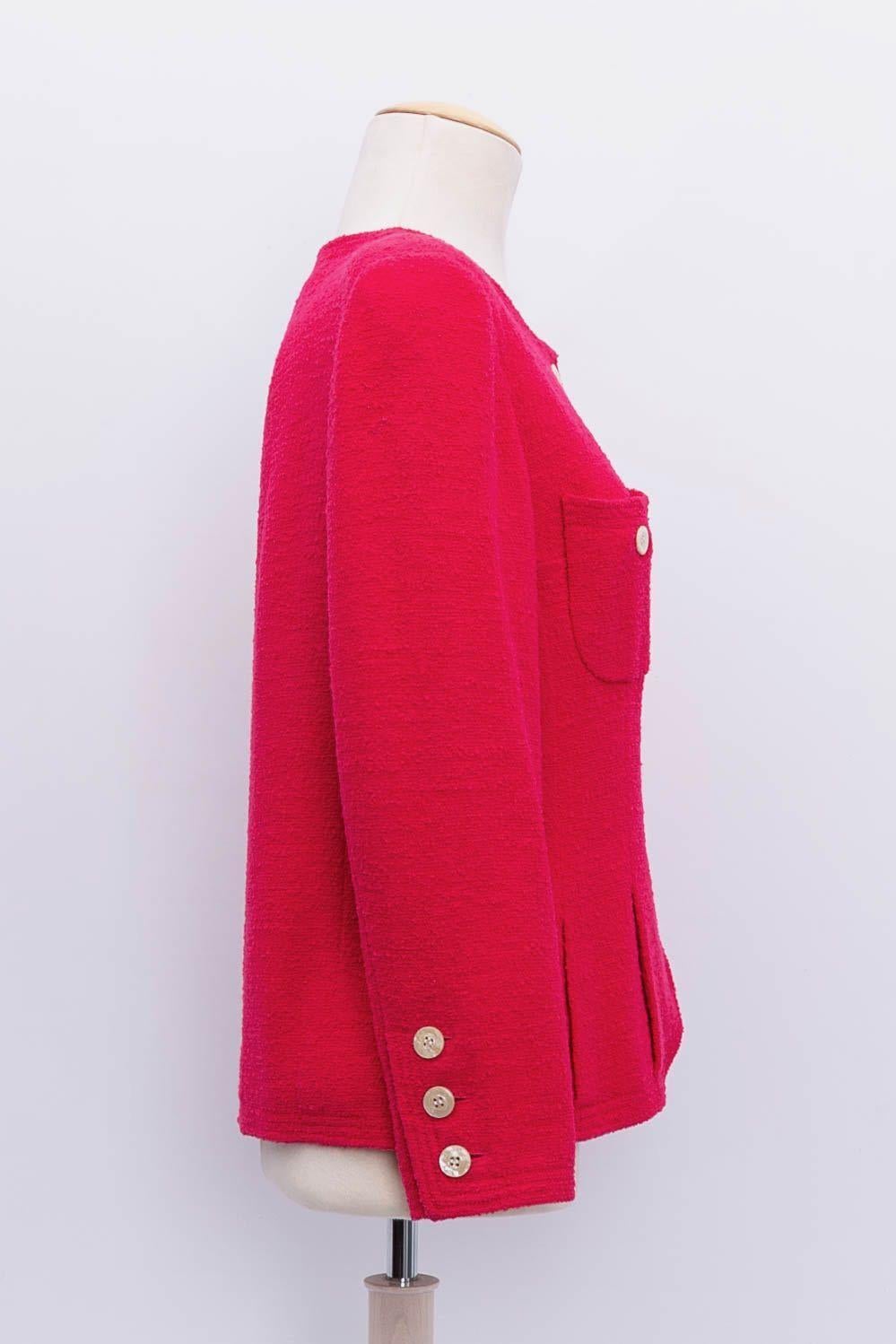 CHANEL - Pink tweed jacket with pearly buttons. No composition or size tag, it fits a size 40FR. The buttons have been changed and are not the original ones.

Condition:
Very good condition

Measurements:
Shoulders: 40 cm (15.74