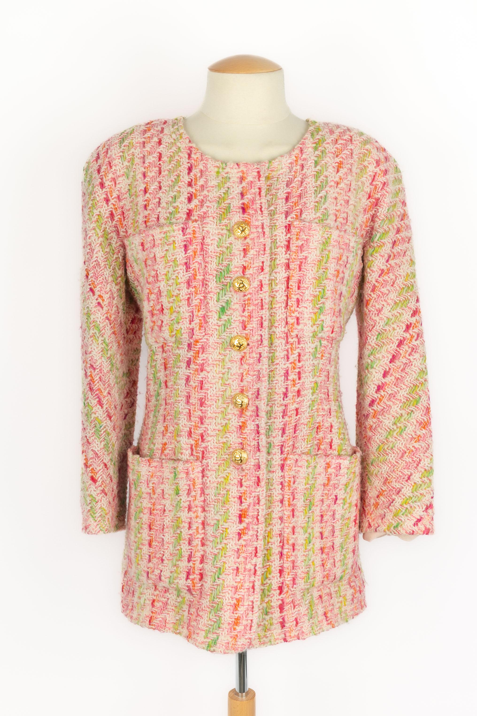 CHANEL - Mittellange Tweedjacke in Rosa-, Rot-, Orange- und Violetttönen. Goldene Metallknöpfe. Keine Größenangabe, es passt eine 38FR.

Bedingung:
Guter Zustand

Abmessungen:
Schulterbreite: 43 cm - Brustumfang: 48 cm - Ärmellänge: 53 cm - Länge:
