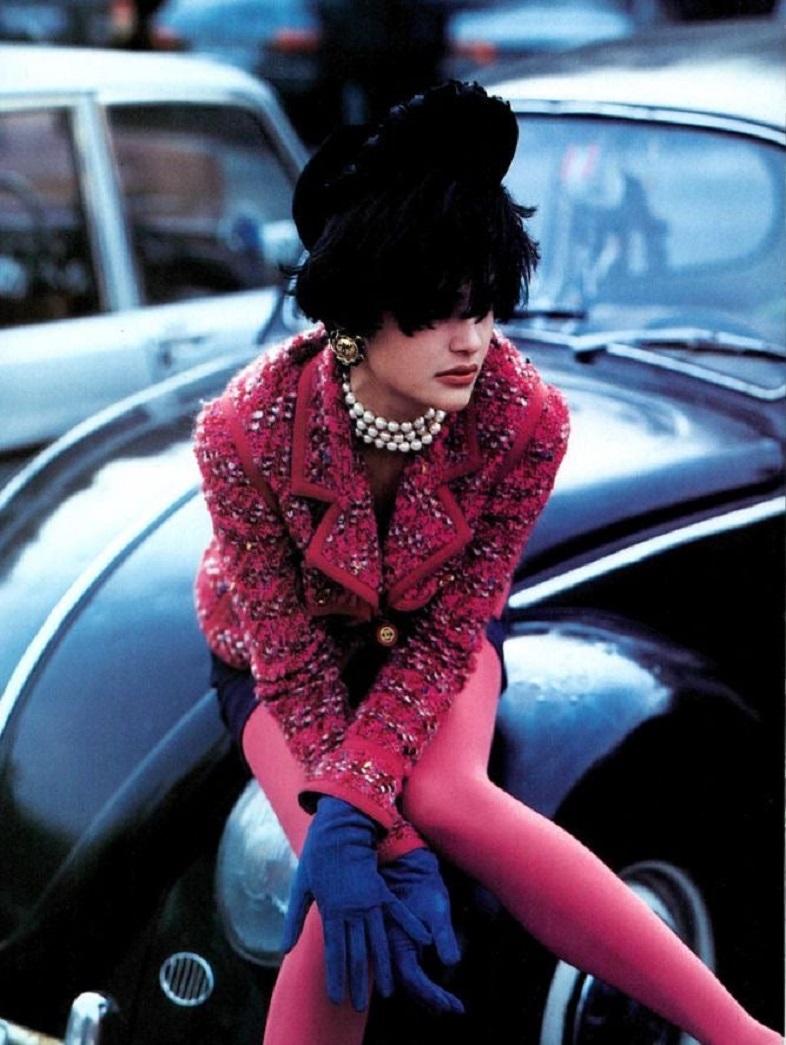 Chanel - Veste en tweed rose, garnie de galons, de boutons en résine et de métal doré. Pas de taille indiquée, il correspond à un 44FR/46FR.
Illustration de Vogue Italia, septembre 1991.

Informations complémentaires : 
Dimensions : Largeur des