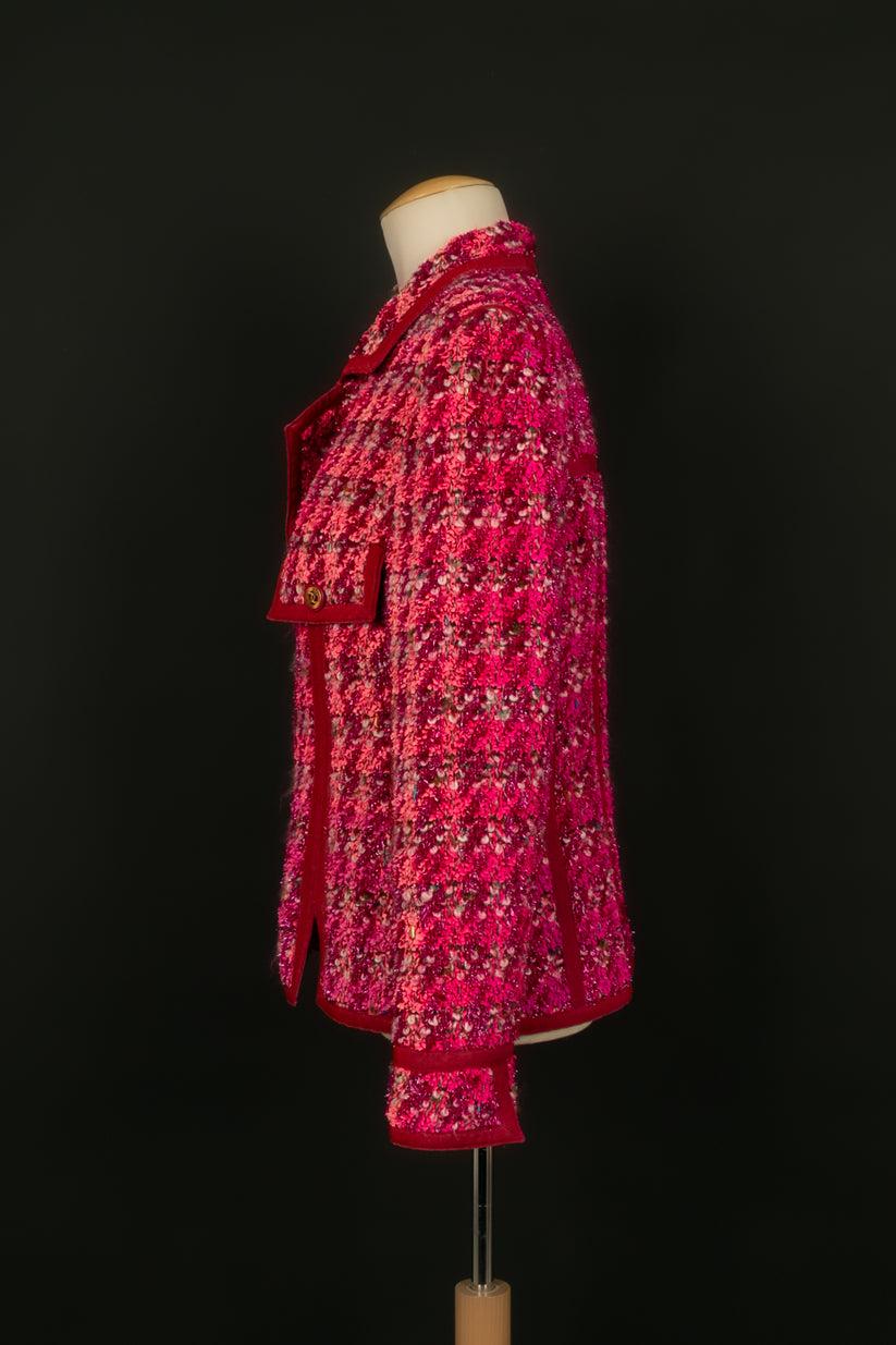 Rose Veste Chanel en tweed rose ornée de tressures en vente