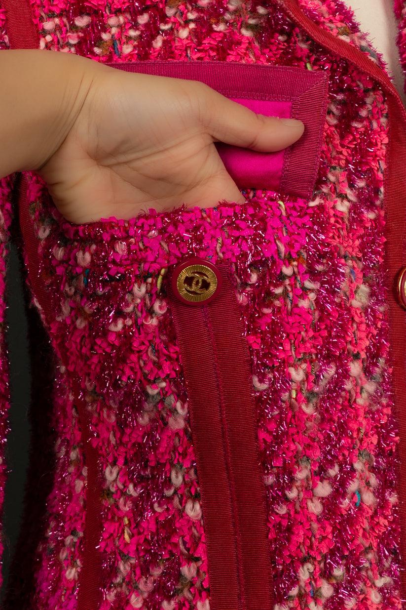 Veste Chanel en tweed rose ornée de tressures en vente 3