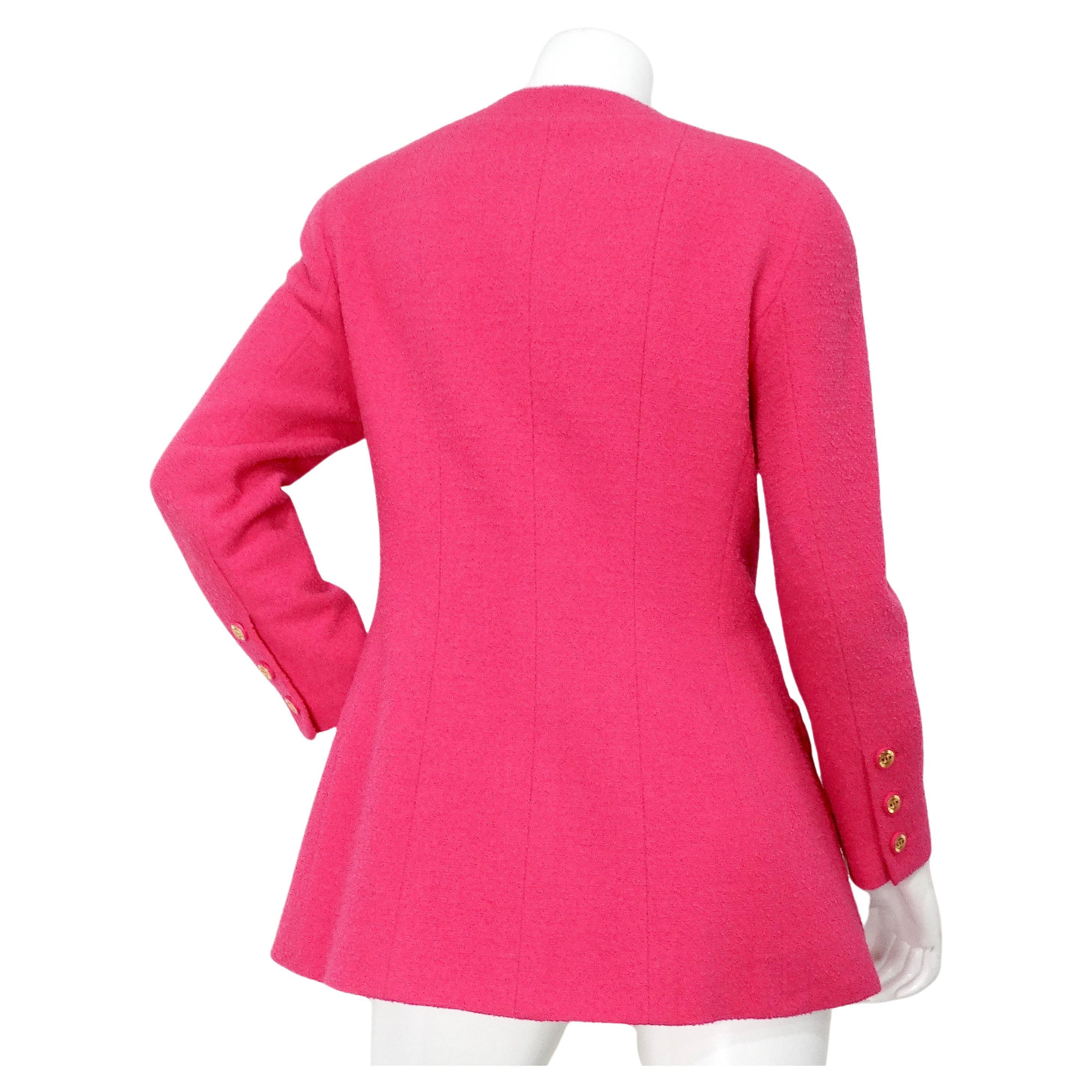 La Chaqueta Chanel de tweed rosa con botones CC dorados entrelazados de los años 80 es sinónimo de elegancia atemporal y artesanía sofisticada. Confeccionada en un lujoso tejido de tweed rosa, esta prenda clásica incorpora los emblemáticos botones