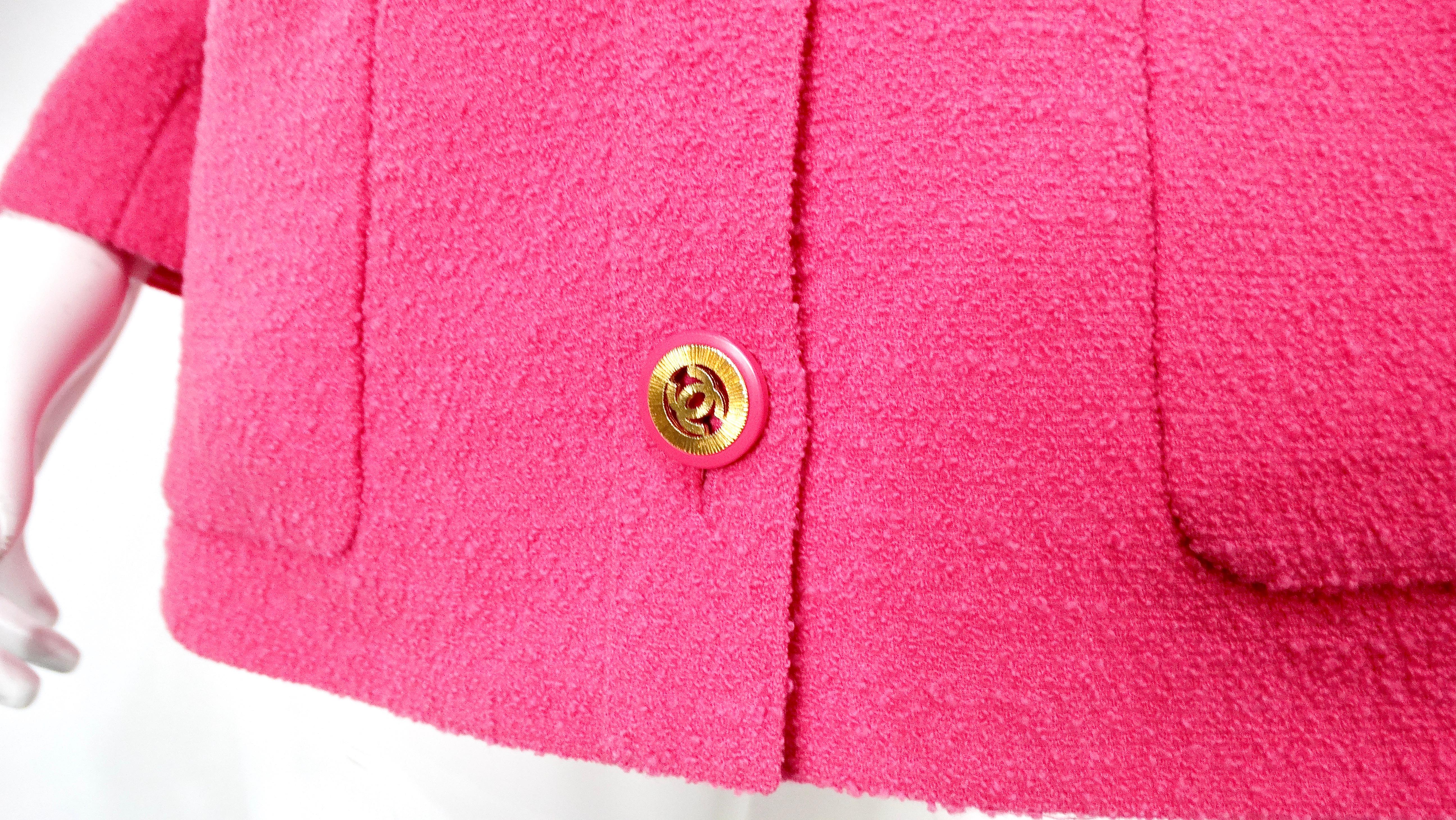 Chaqueta Chanel de tweed rosa con botones CC entrelazados dorados circa años 80 en Bueno estado para la venta en Scottsdale, AZ