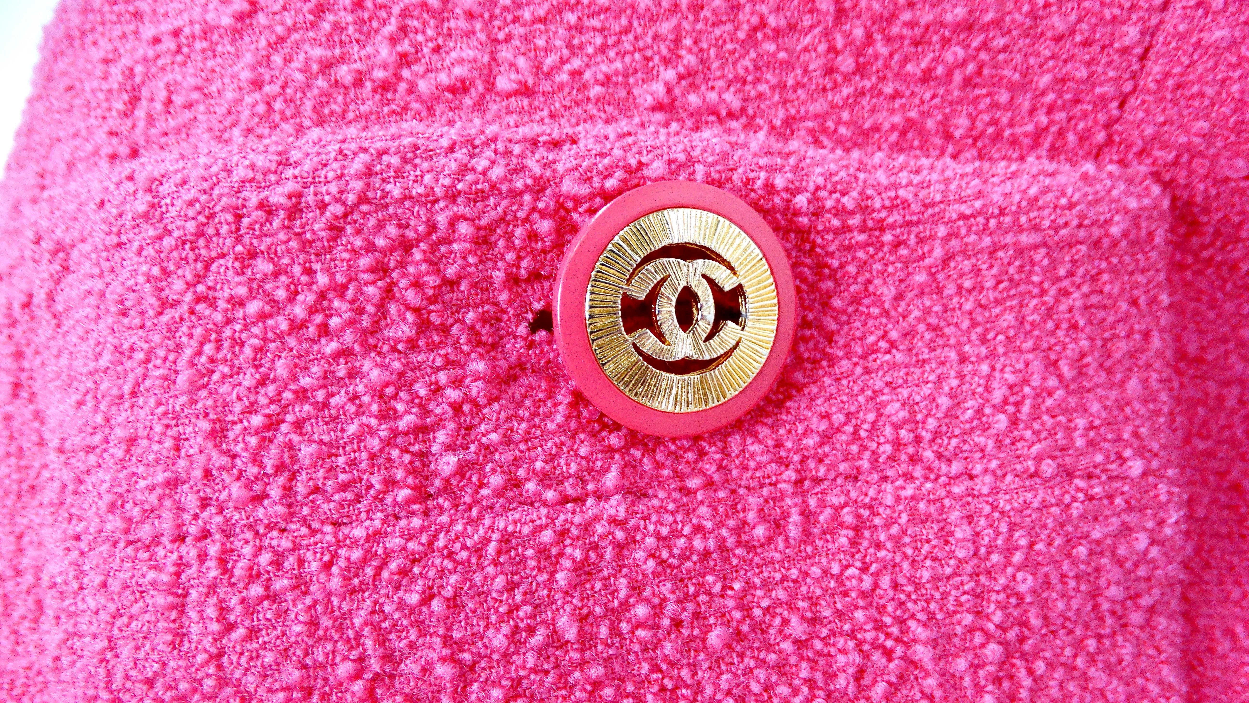 Femenino o masculino Chaqueta Chanel de tweed rosa con botones CC entrelazados dorados circa años 80 en venta