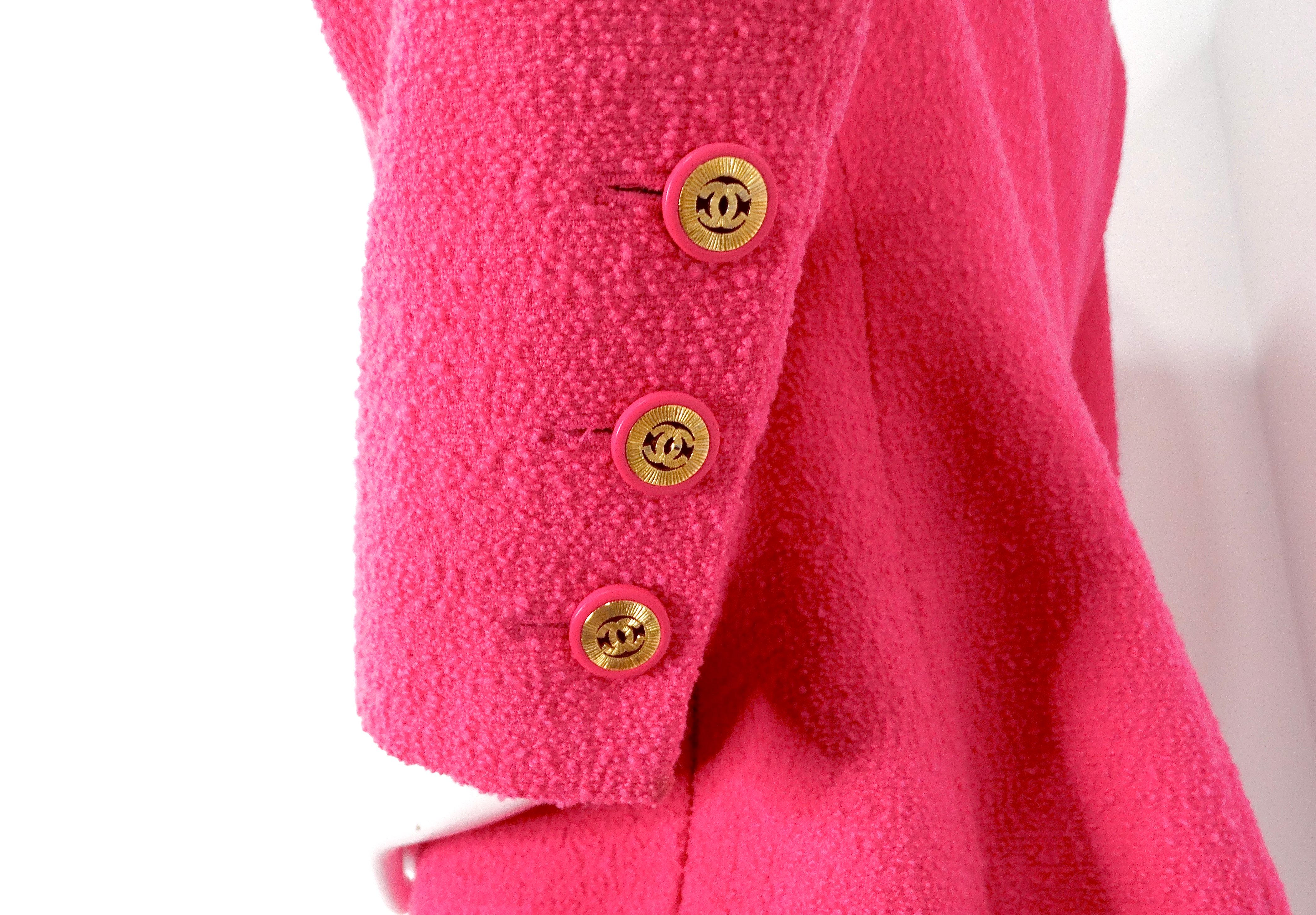 Chaqueta Chanel de tweed rosa con botones CC entrelazados dorados circa años 80 en venta 1