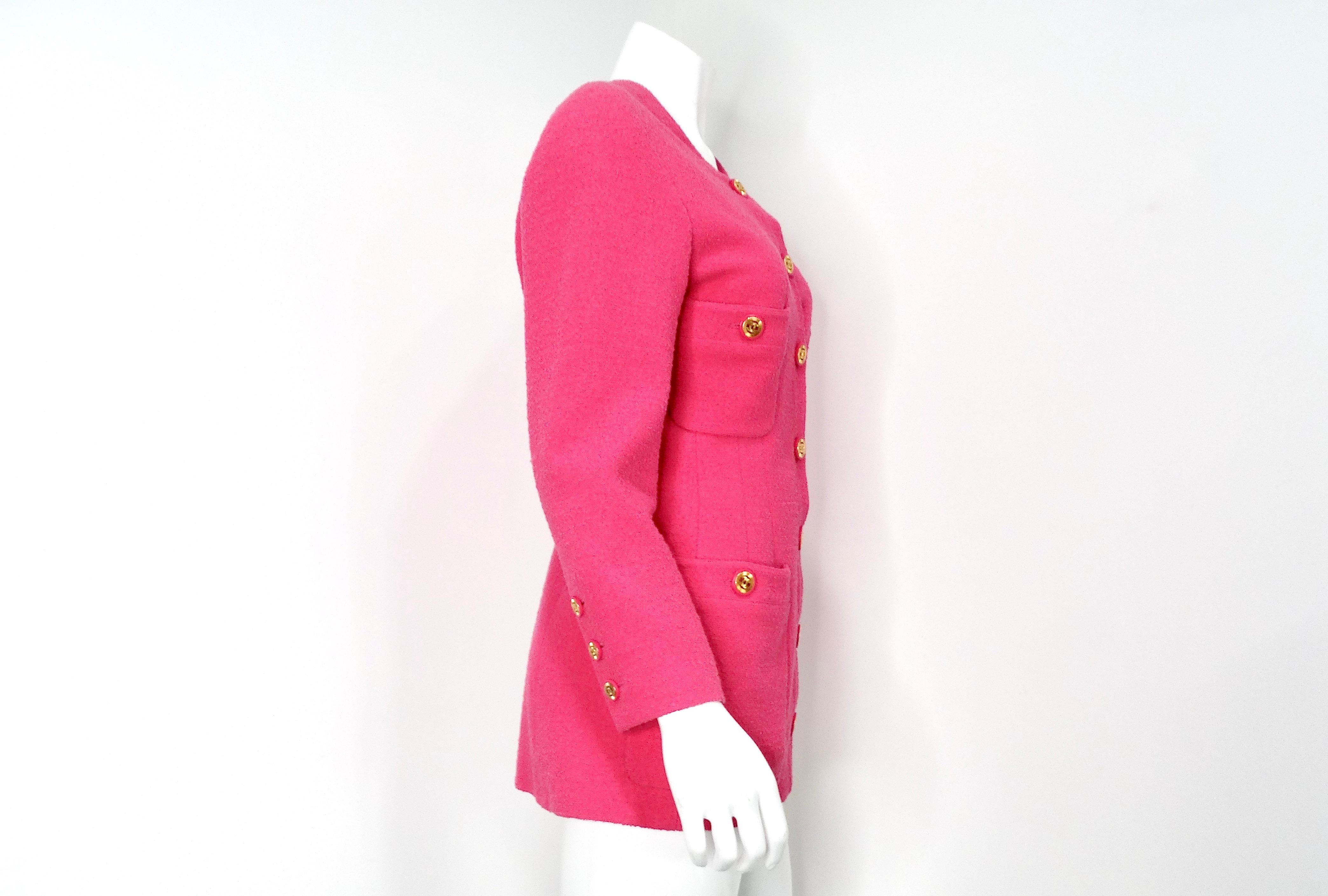 Chaqueta Chanel de tweed rosa con botones CC entrelazados dorados circa años 80 en venta 2