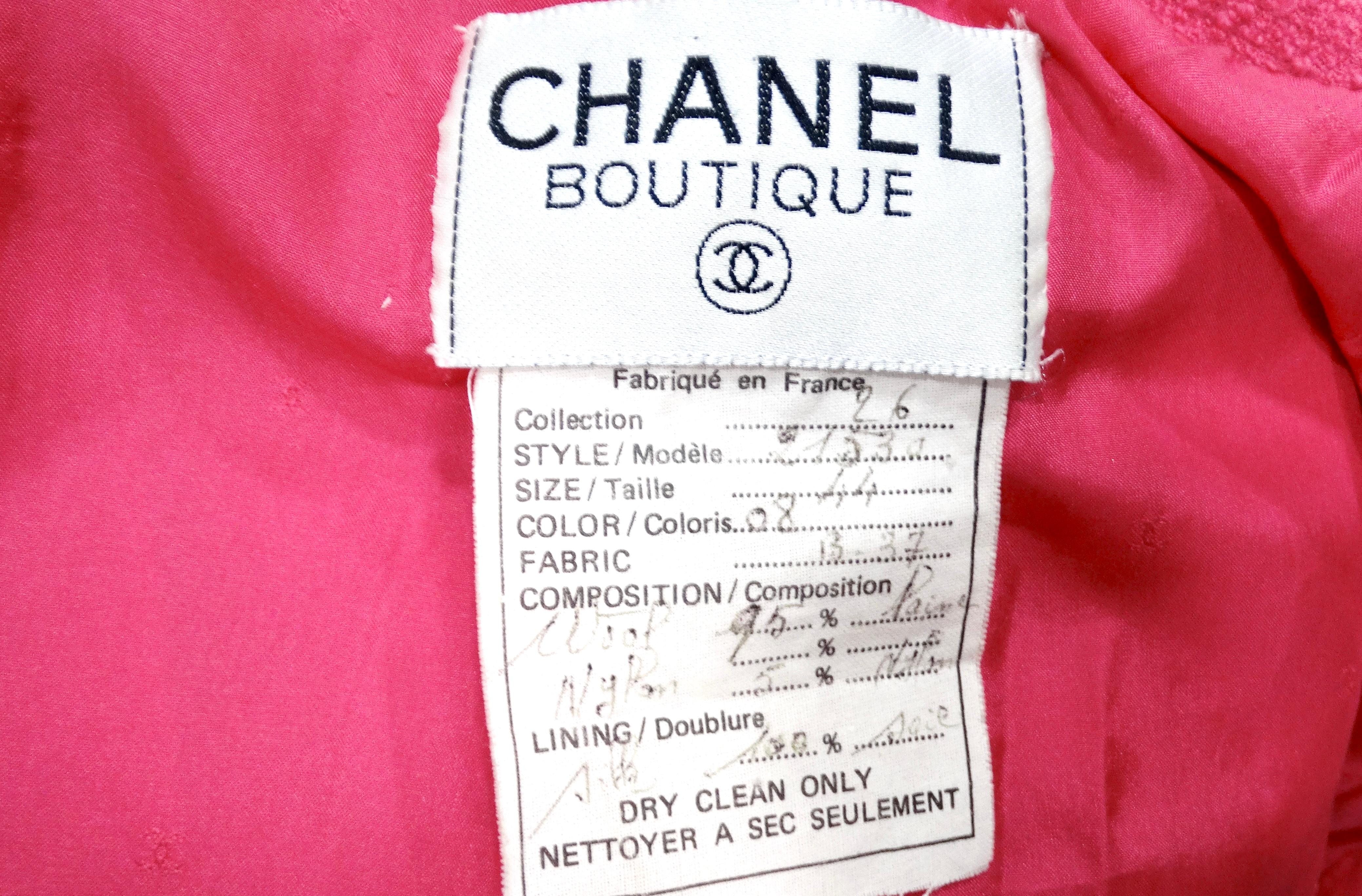 Chaqueta Chanel de tweed rosa con botones CC entrelazados dorados circa años 80 en venta 3