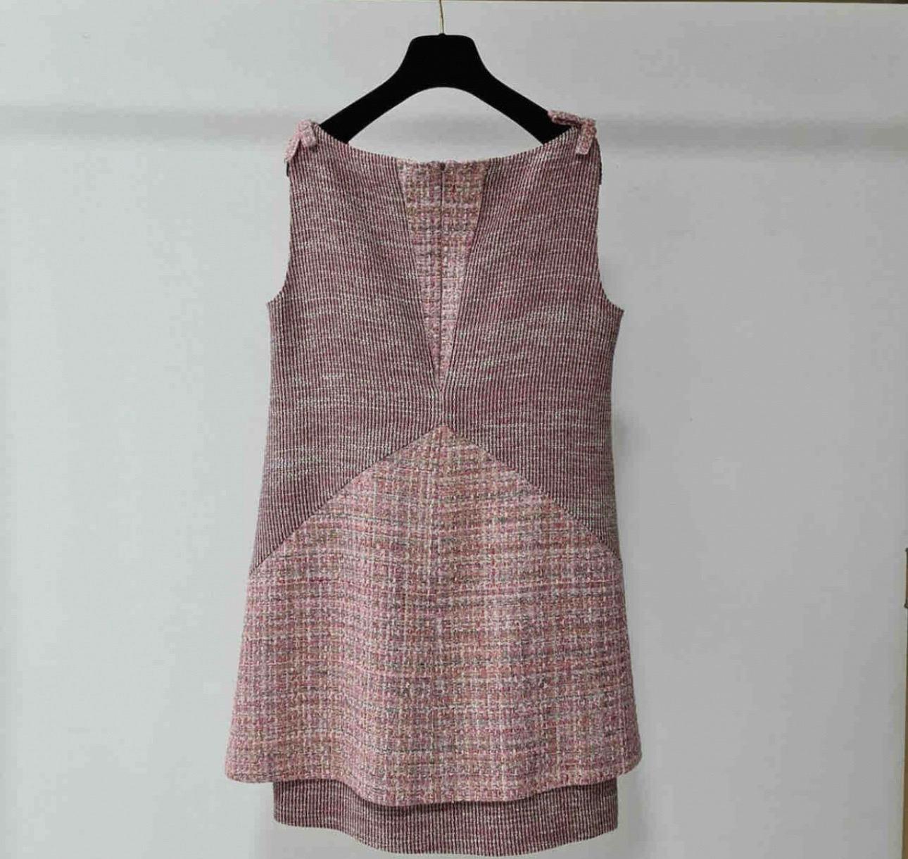 Marron CHANEL Mini-robe en tweed rose  en vente